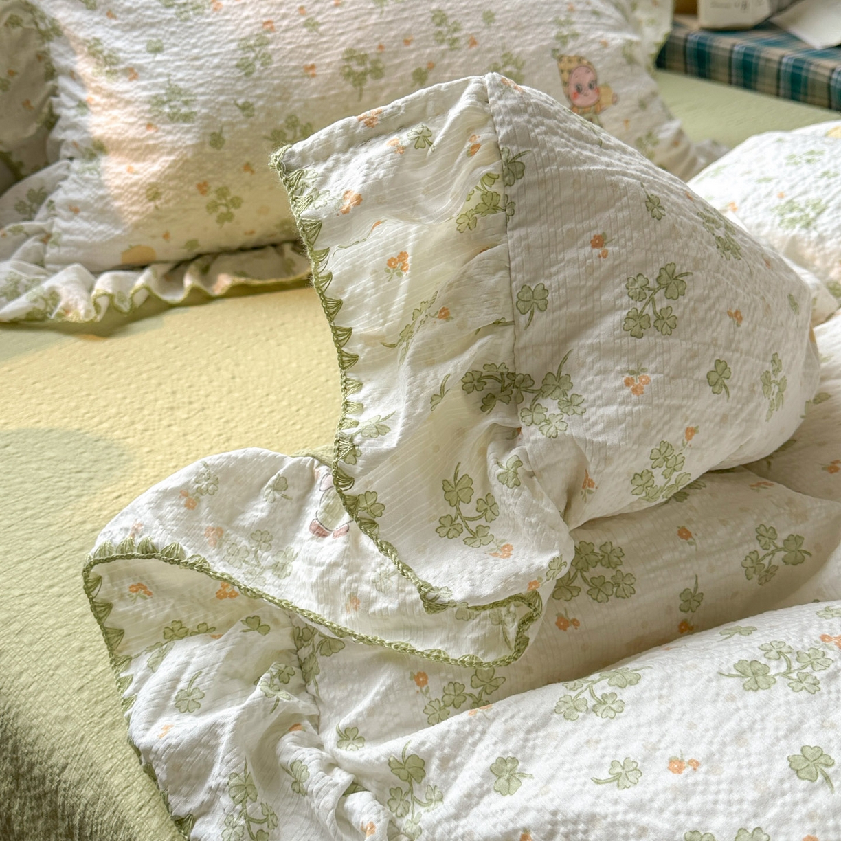 91家纺网 家纺一手货源 找家纺 梵克保罗 2026新款泡芙棉三角针被壳绣花边四件套 绿野寻踪