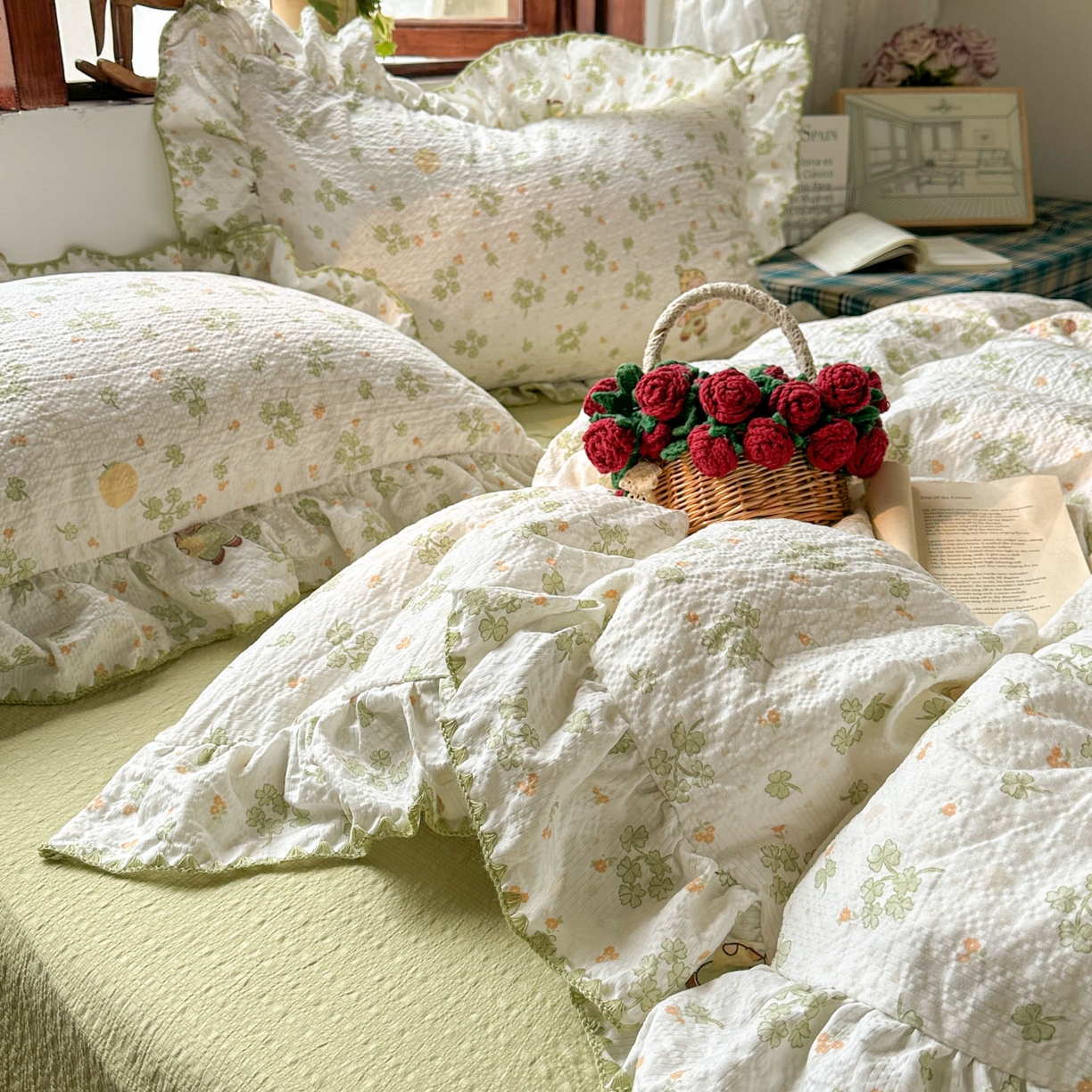 91家纺网 家纺一手货源 找家纺 梵克保罗 2026新款泡芙棉三角针被壳绣花边四件套 绿野寻踪