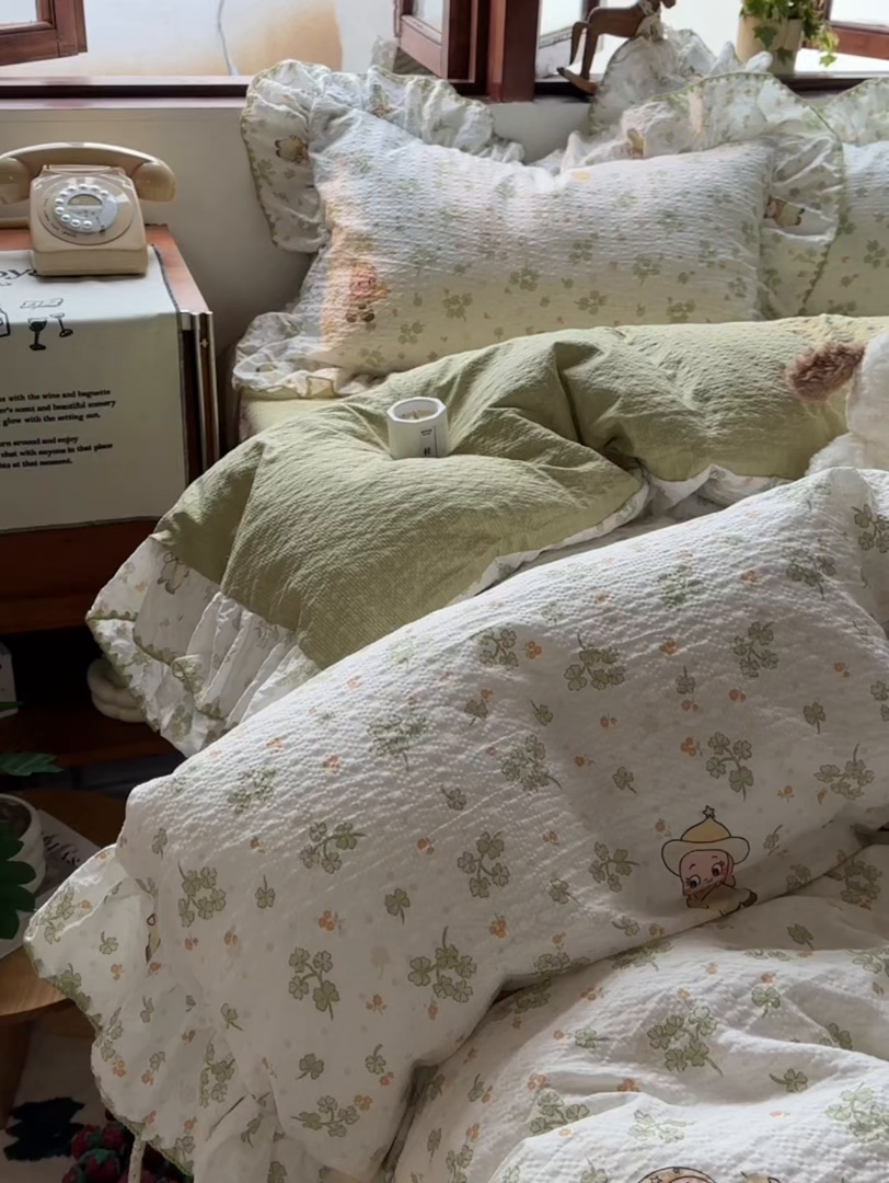 91家纺网 家纺一手货源 找家纺 梵克保罗 2026新款泡芙棉三角针被壳绣花边四件套 绿野寻踪