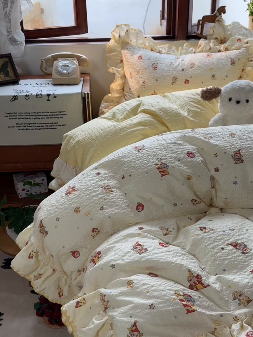 91家纺网 家纺一手货源 找家纺 梵克保罗 2026新款泡芙棉三角针被壳绣花边四件套 蜜语甜梦