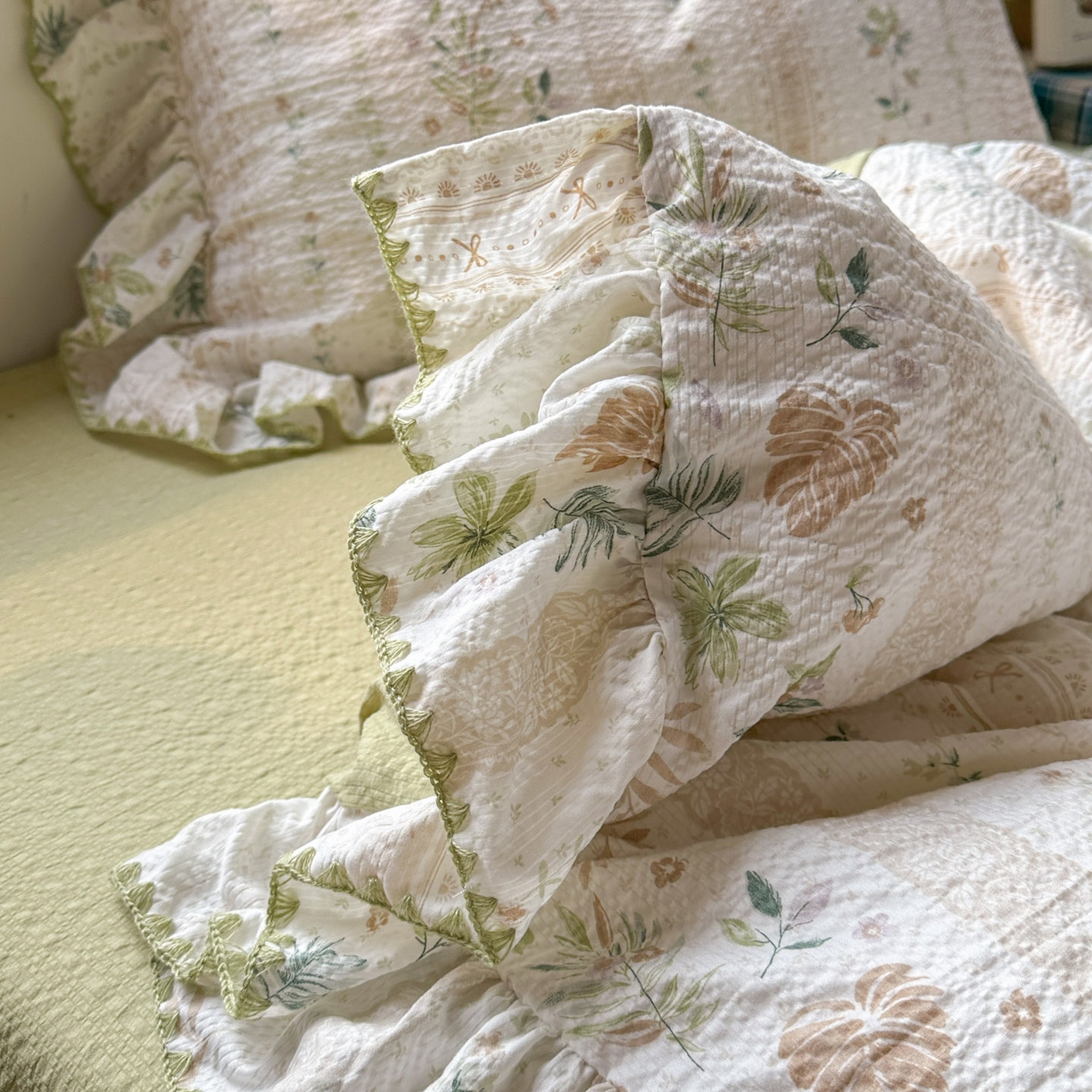 91家纺网 家纺一手货源 找家纺 梵克保罗 2026新款泡芙棉三角针被壳绣花边四件套 青野花信