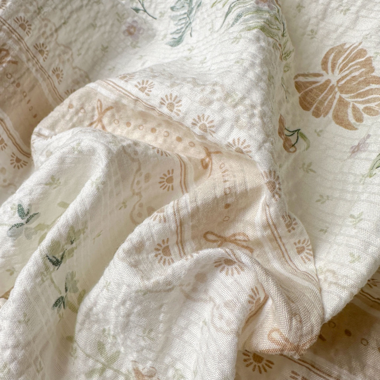 91家纺网 家纺一手货源 找家纺 梵克保罗 2026新款泡芙棉三角针被壳绣花边四件套 青野花信