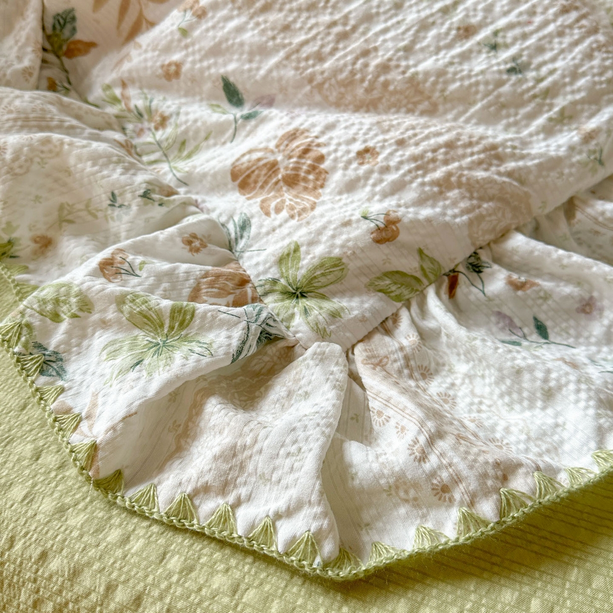 91家纺网 家纺一手货源 找家纺 梵克保罗 2026新款泡芙棉三角针被壳绣花边四件套 青野花信