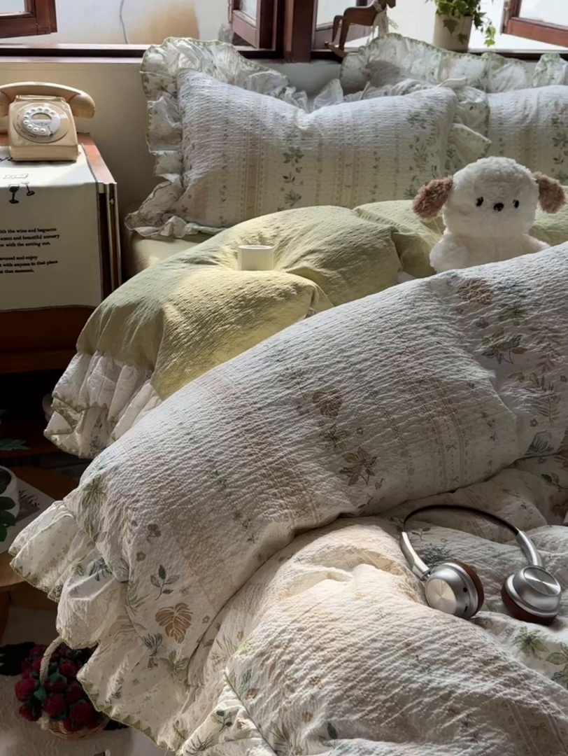 91家纺网 家纺一手货源 找家纺 梵克保罗 2026新款泡芙棉三角针被壳绣花边四件套 青野花信