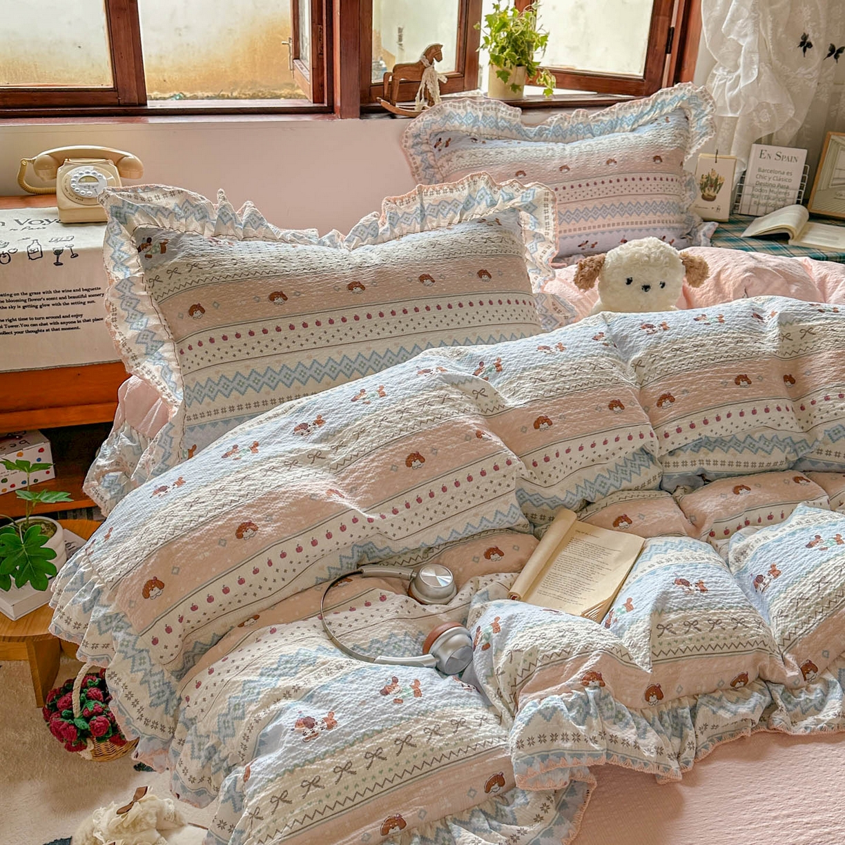 91家纺网 家纺一手货源 找家纺 梵克保罗 2026新款泡芙棉三角针被壳绣花边四件套 甜莓熊眠