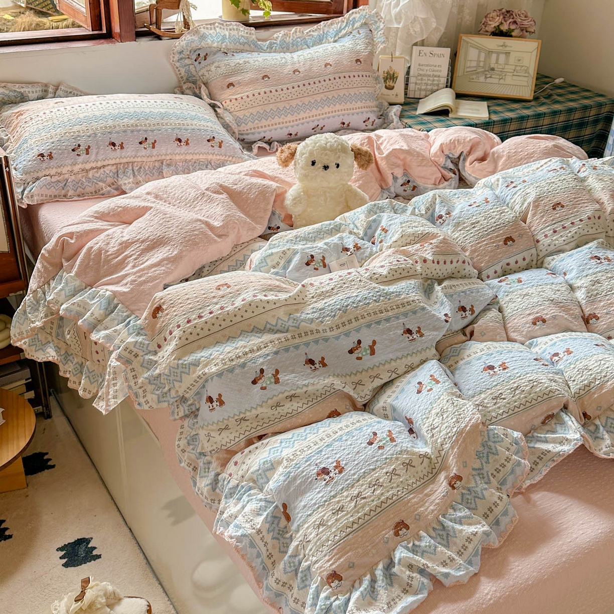 91家纺网 家纺一手货源 找家纺 梵克保罗 2026新款泡芙棉三角针被壳绣花边四件套 甜莓熊眠