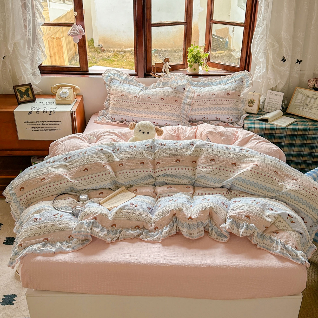 91家纺网 家纺一手货源 找家纺 梵克保罗 2026新款泡芙棉三角针被壳绣花边四件套 甜莓熊眠