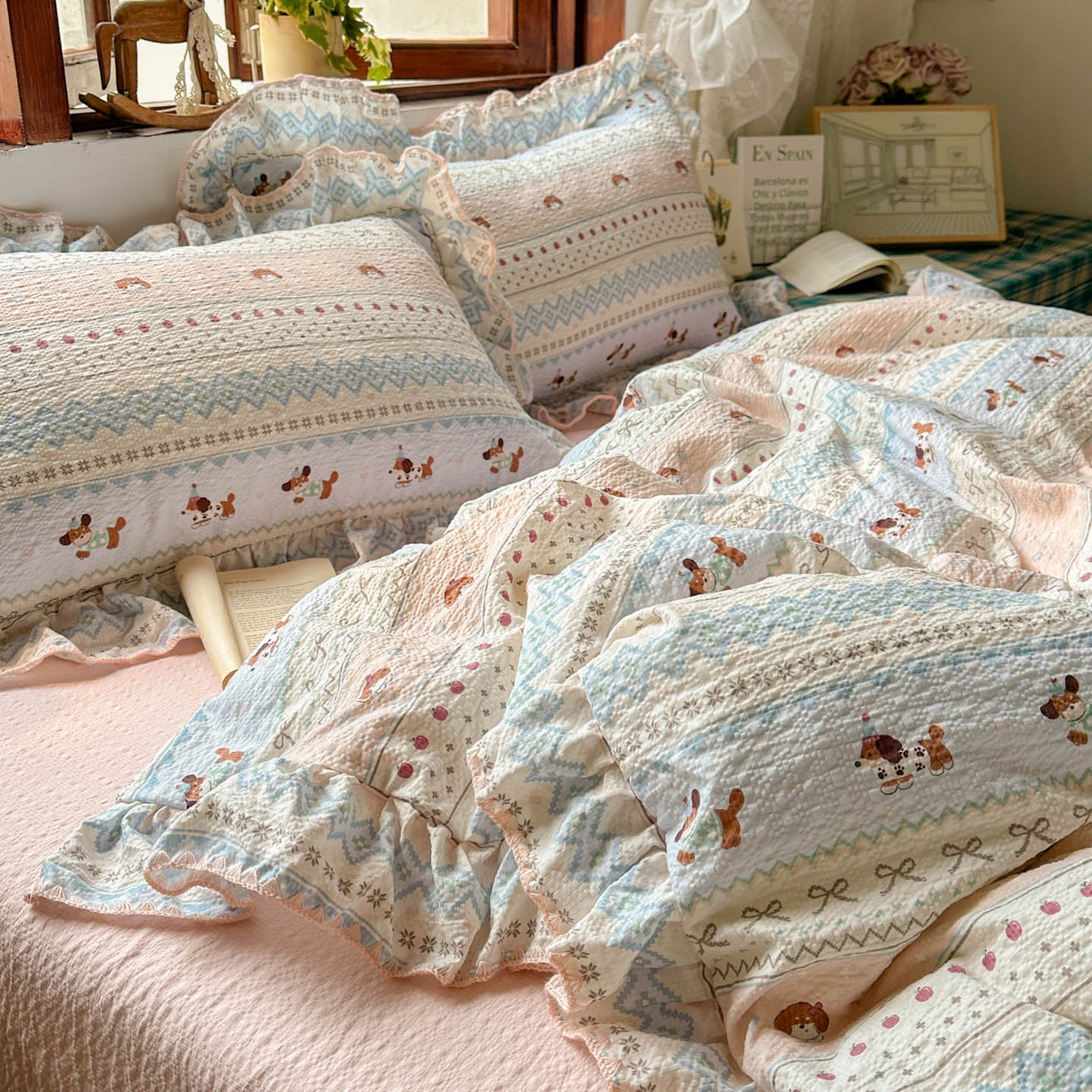 91家纺网 家纺一手货源 找家纺 梵克保罗 2026新款泡芙棉三角针被壳绣花边四件套 甜莓熊眠