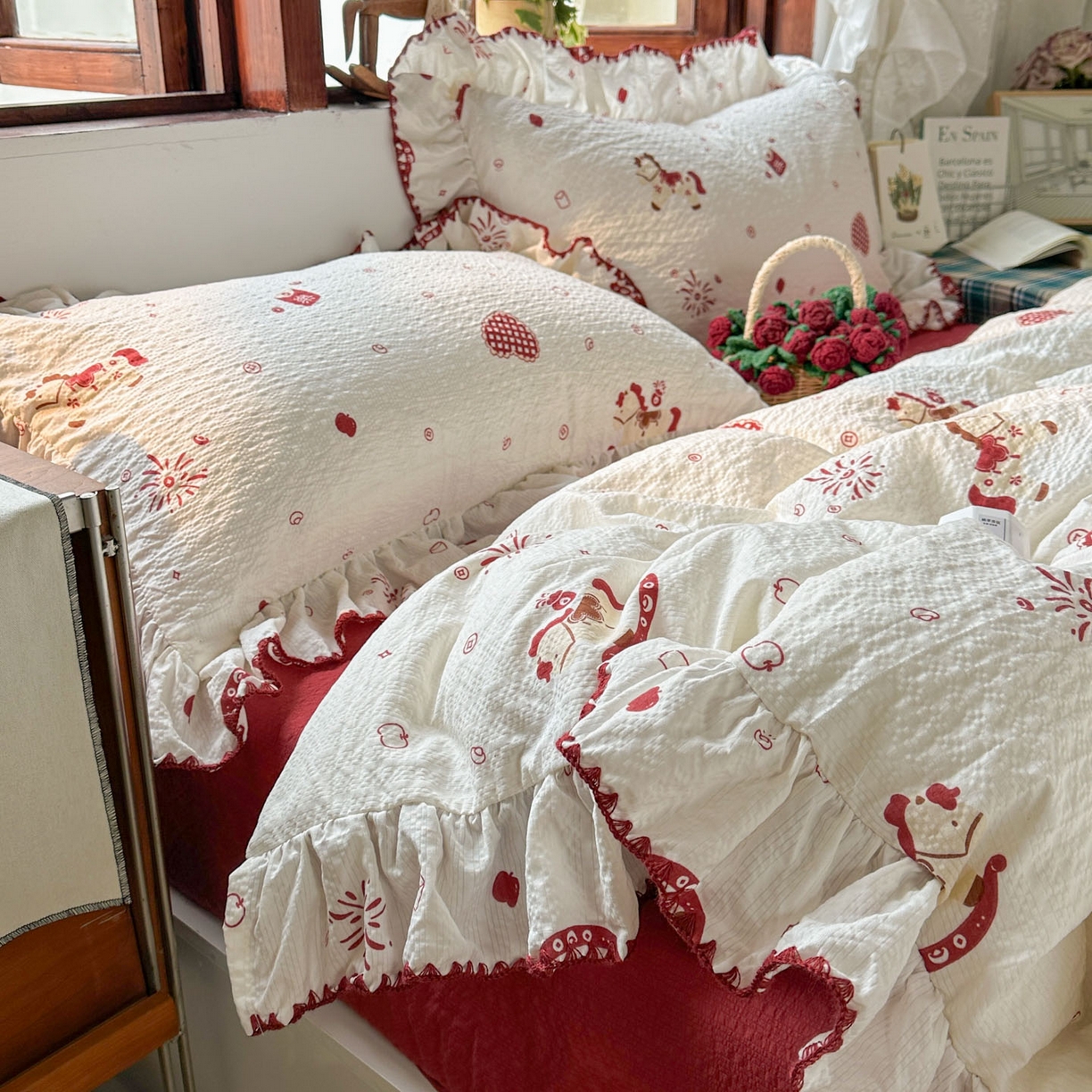 91家纺网 家纺一手货源 找家纺 梵克保罗 2026新款泡芙棉三角针被壳绣花边四件套 雪纺红妆