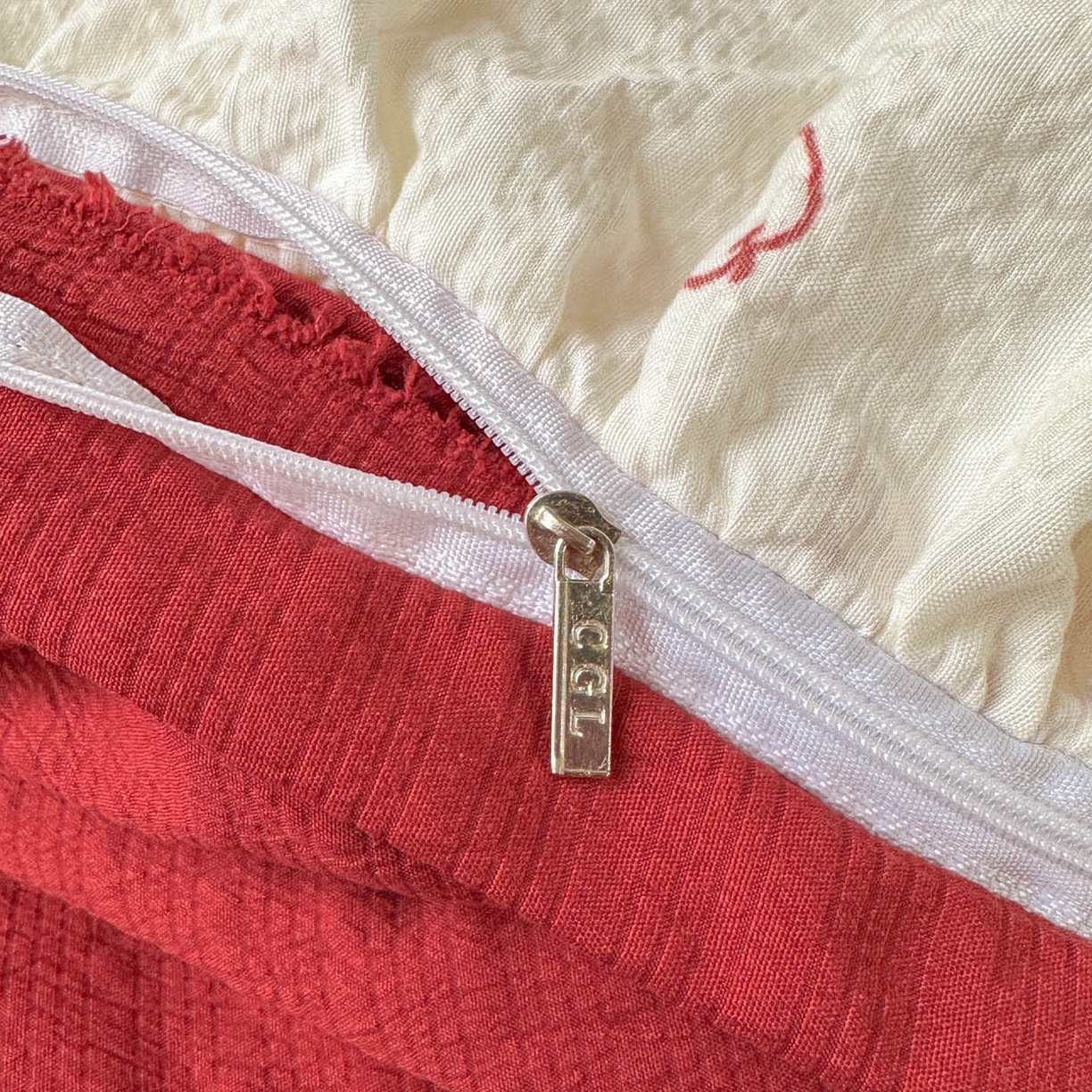 91家纺网 家纺一手货源 找家纺 梵克保罗 2026新款泡芙棉三角针被壳绣花边四件套 雪纺红妆