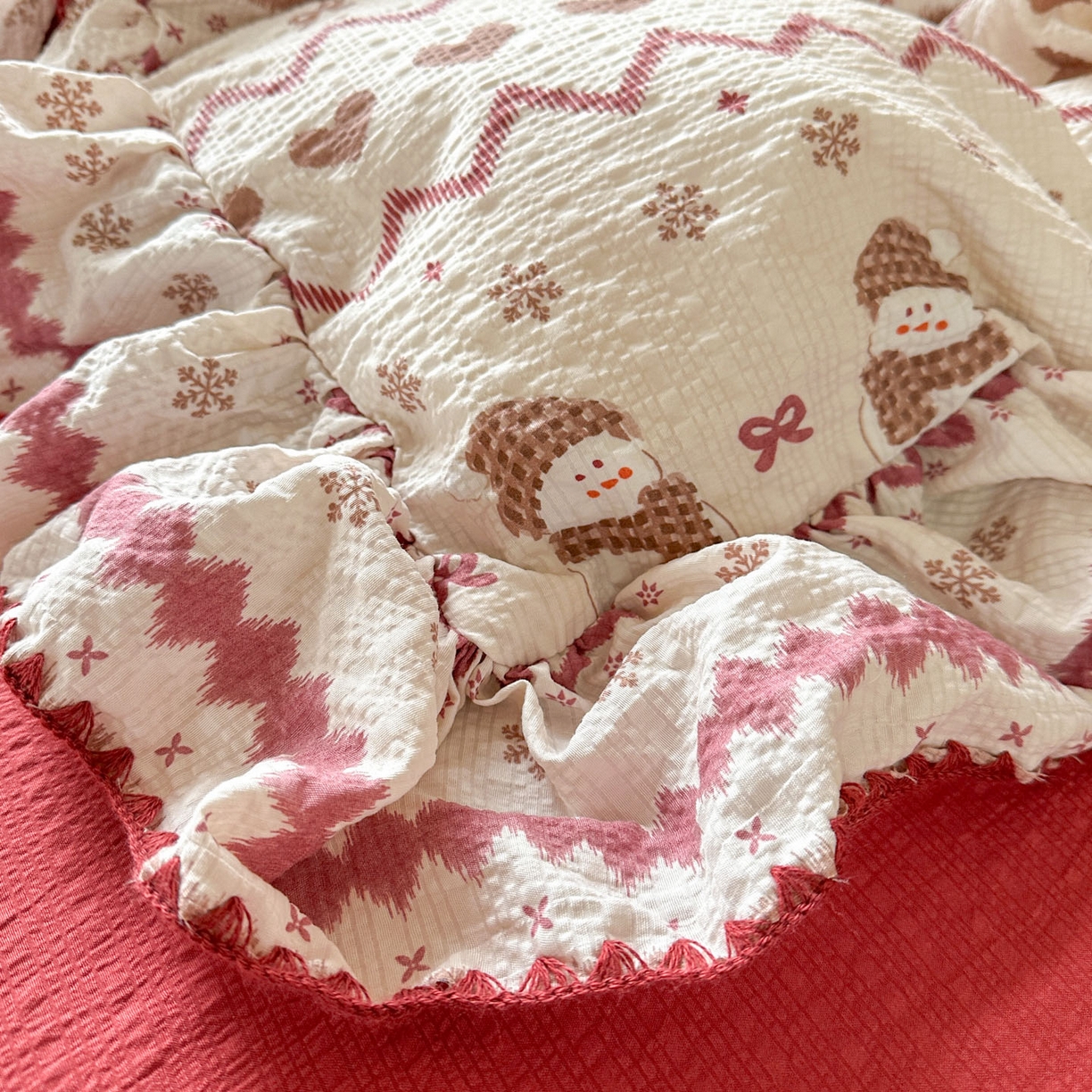 91家纺网 家纺一手货源 找家纺 梵克保罗 2026新款泡芙棉三角针被壳绣花边四件套 雪人甜梦