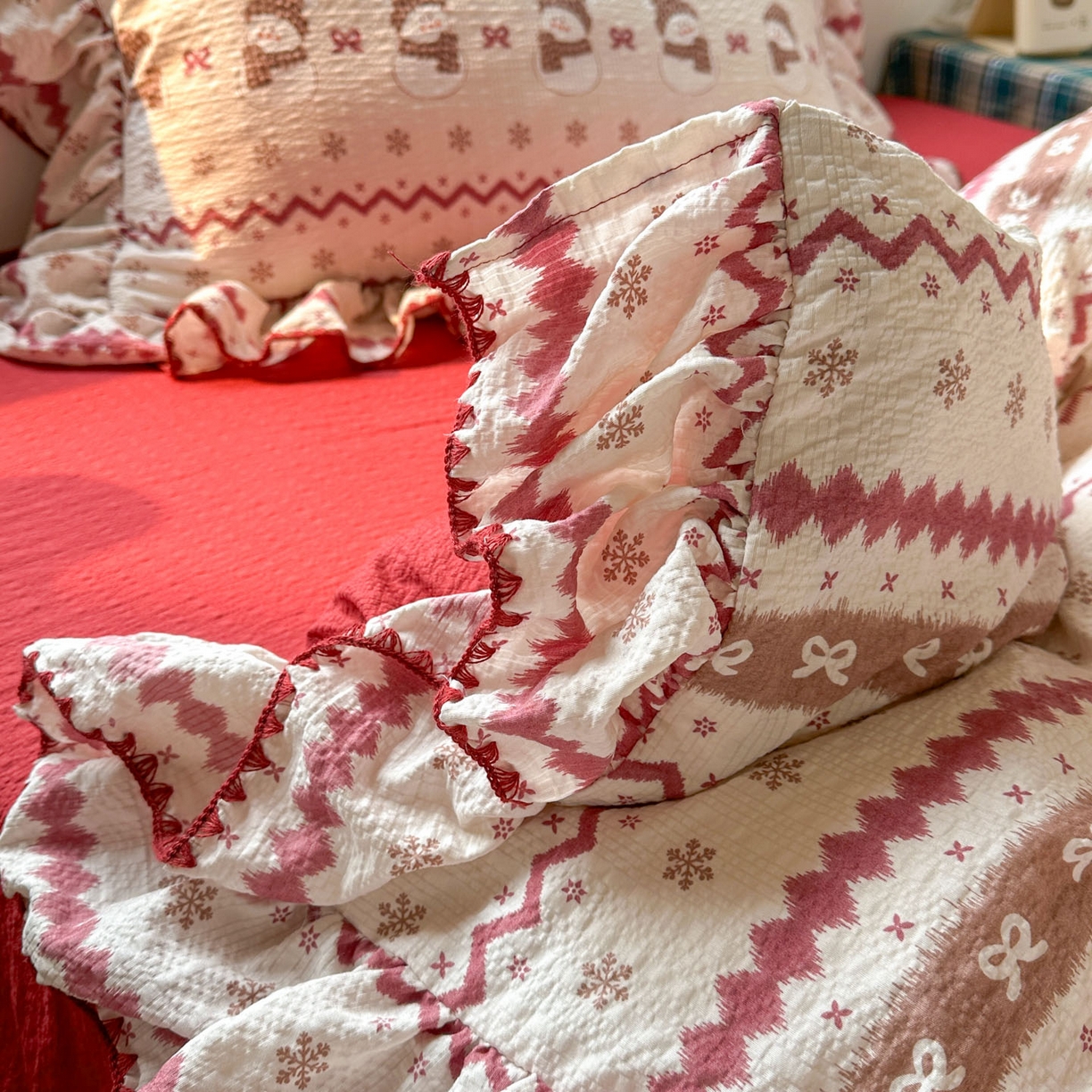 91家纺网 家纺一手货源 找家纺 梵克保罗 2026新款泡芙棉三角针被壳绣花边四件套 雪人甜梦