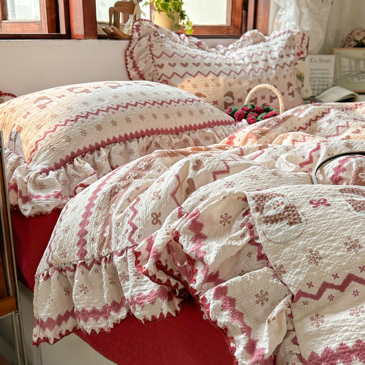 91家纺网 家纺一手货源 找家纺 梵克保罗 2026新款泡芙棉三角针被壳绣花边四件套 雪人甜梦