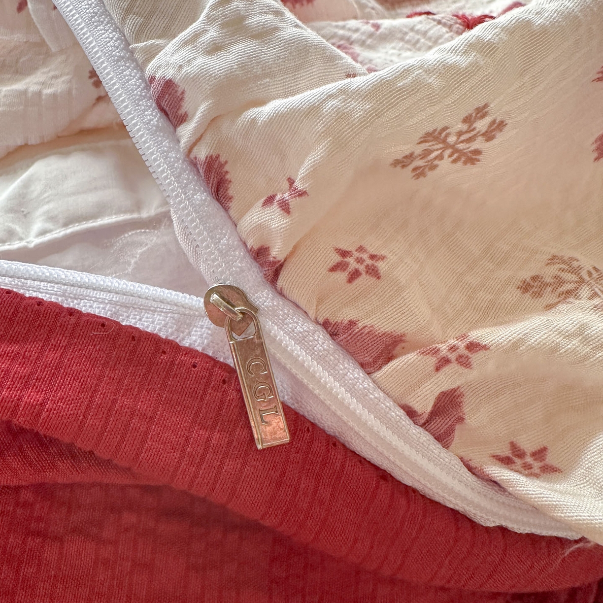 91家纺网 家纺一手货源 找家纺 梵克保罗 2026新款泡芙棉三角针被壳绣花边四件套 雪人甜梦