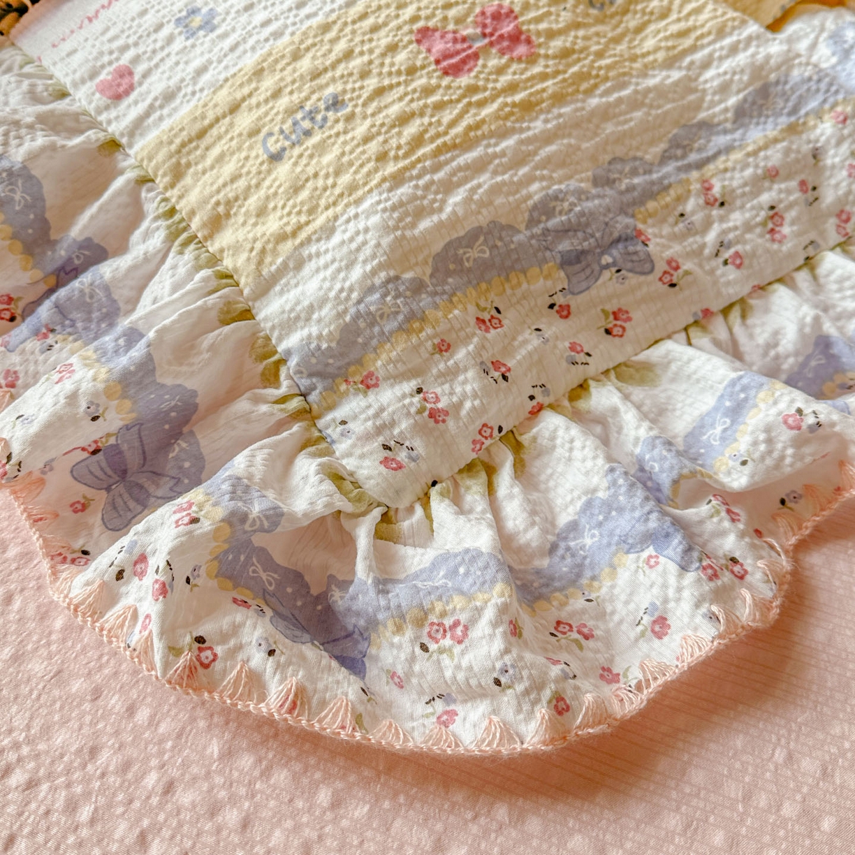 91家纺网 家纺一手货源 找家纺 梵克保罗 2026新款泡芙棉三角针被壳绣花边四件套 樱粉蝶织