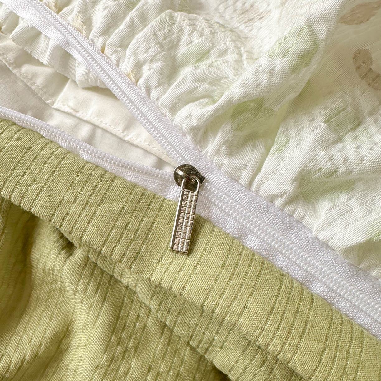 91家纺网 家纺一手货源 找家纺 梵克保罗 2026新款泡芙棉三角针被壳绣花边四件套 樱落甜心