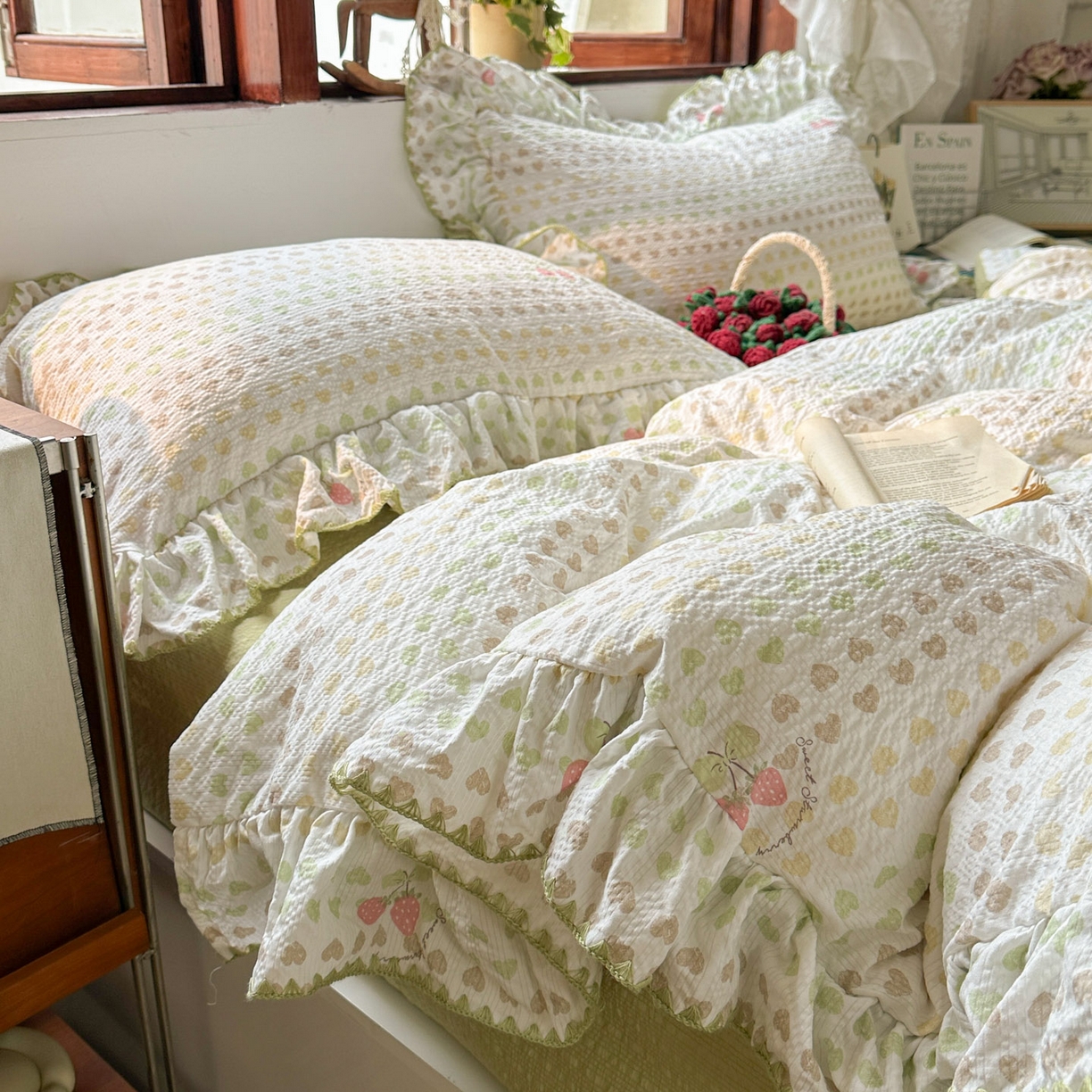 91家纺网 家纺一手货源 找家纺 梵克保罗 2026新款泡芙棉三角针被壳绣花边四件套 樱落甜心