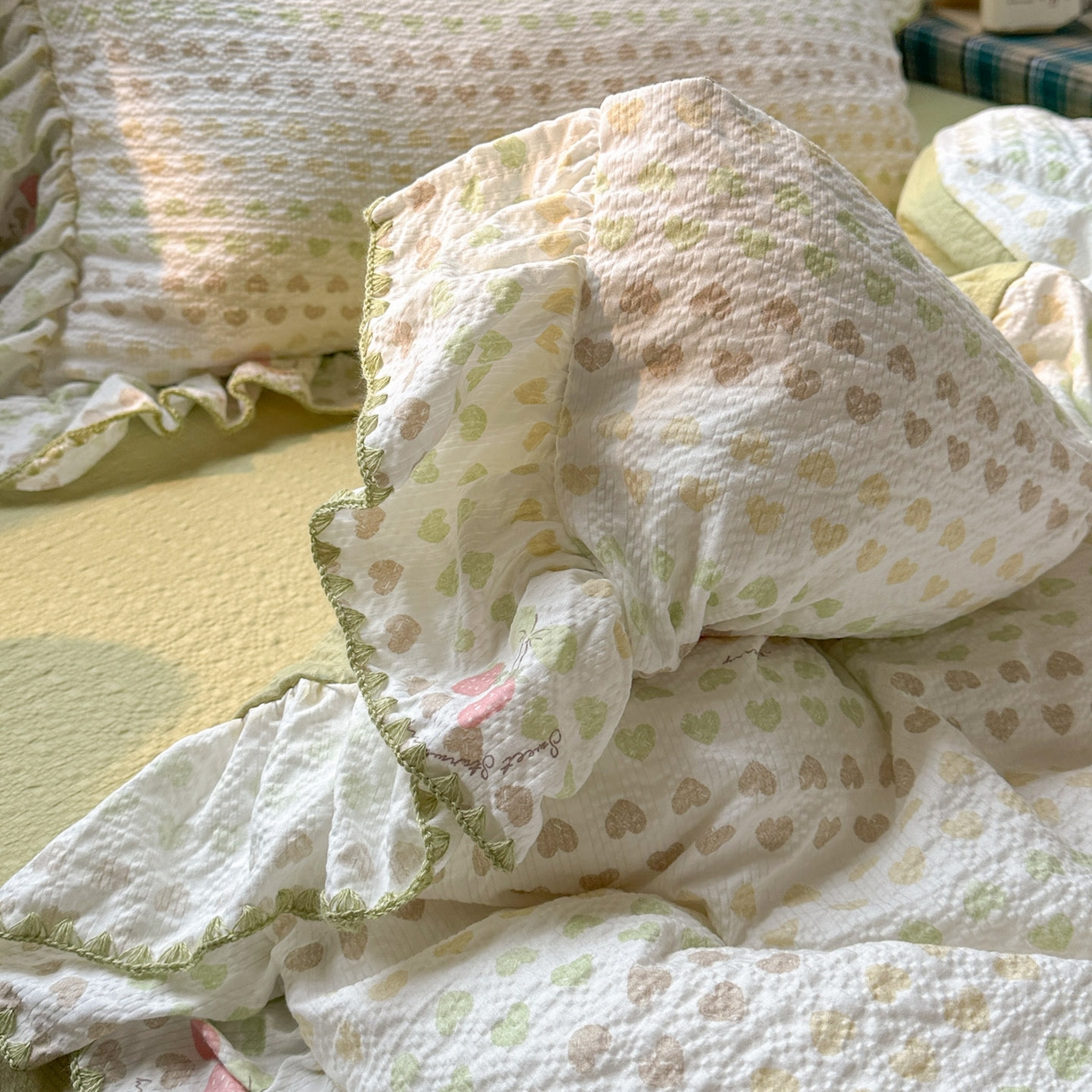 91家纺网 家纺一手货源 找家纺 梵克保罗 2026新款泡芙棉三角针被壳绣花边四件套 樱落甜心