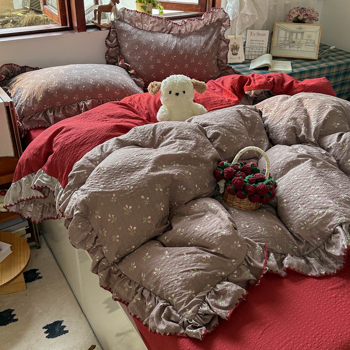 91家纺网 家纺一手货源 找家纺 梵克保罗 2026新款泡芙棉三角针被壳绣花边四件套 棕雾花影