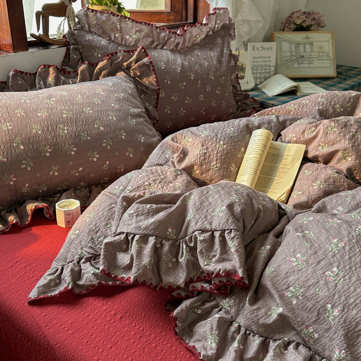 91家纺网 家纺一手货源 找家纺 梵克保罗 2026新款泡芙棉三角针被壳绣花边四件套 棕雾花影