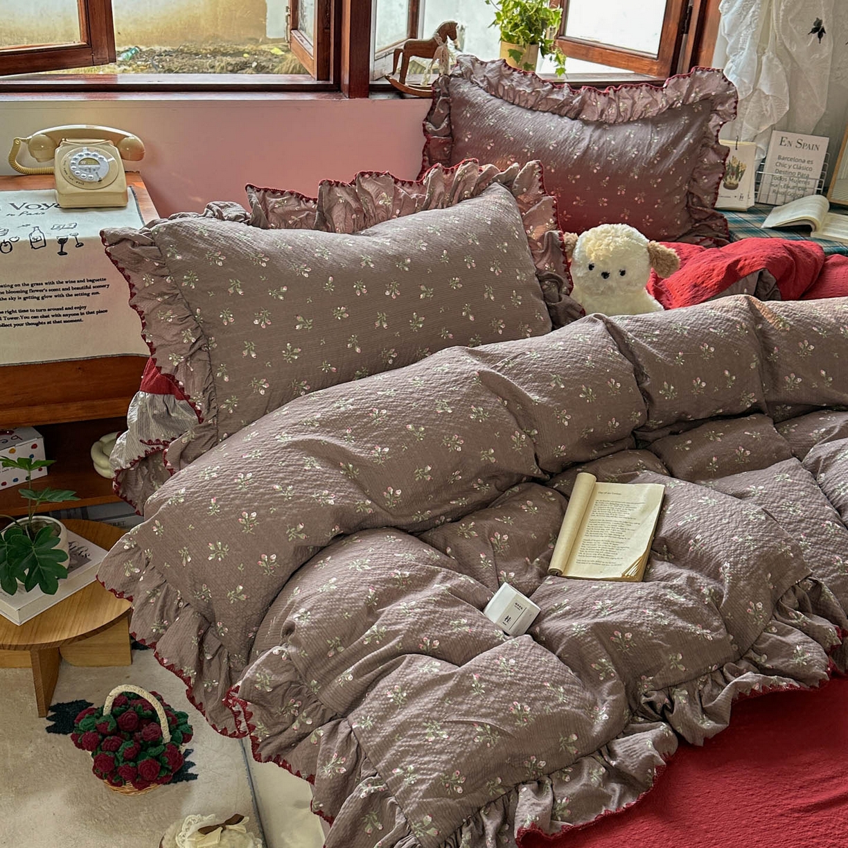 91家纺网 家纺一手货源 找家纺 梵克保罗 2026新款泡芙棉三角针被壳绣花边四件套 棕雾花影