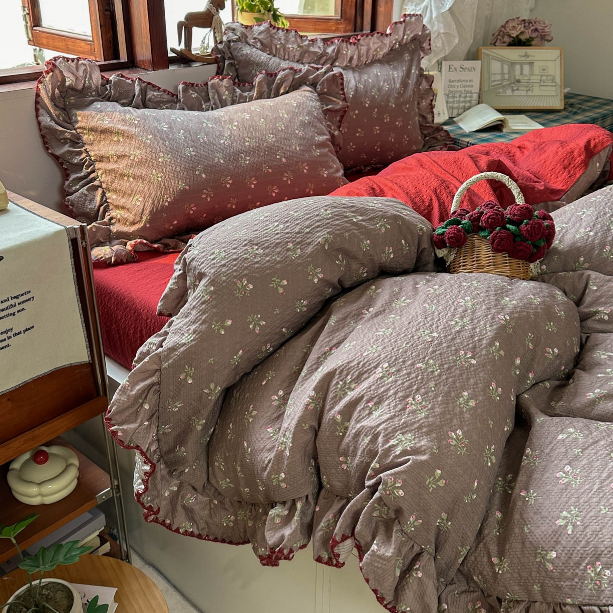 91家纺网 家纺一手货源 找家纺 梵克保罗 2026新款泡芙棉三角针被壳绣花边四件套 棕雾花影