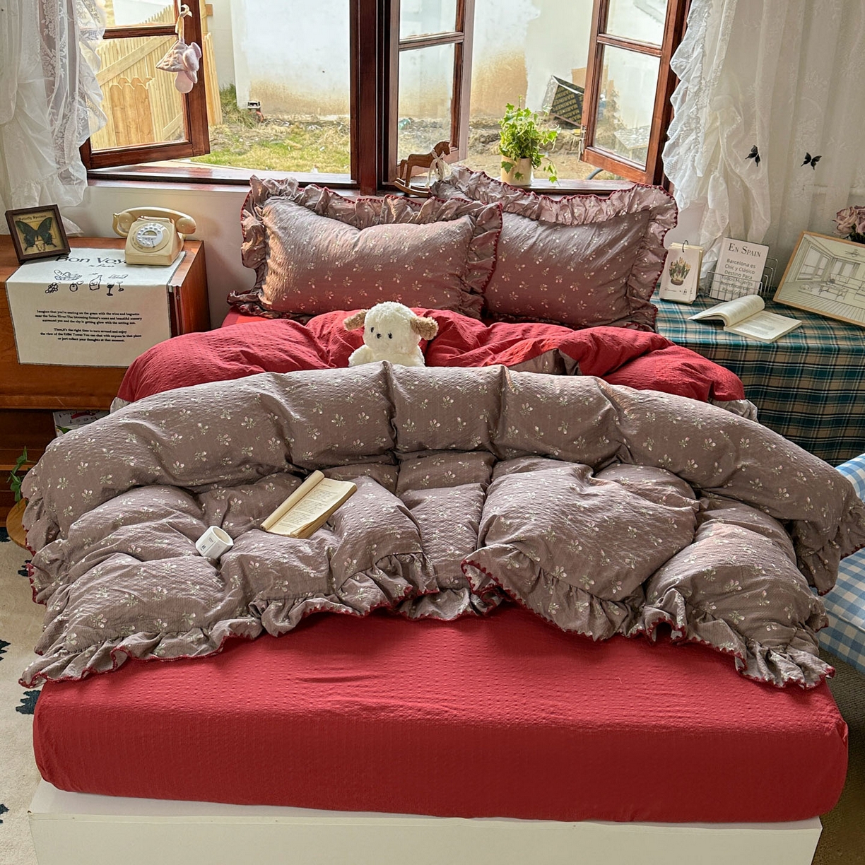 91家纺网 家纺一手货源 找家纺 梵克保罗 2026新款泡芙棉三角针被壳绣花边四件套 棕雾花影