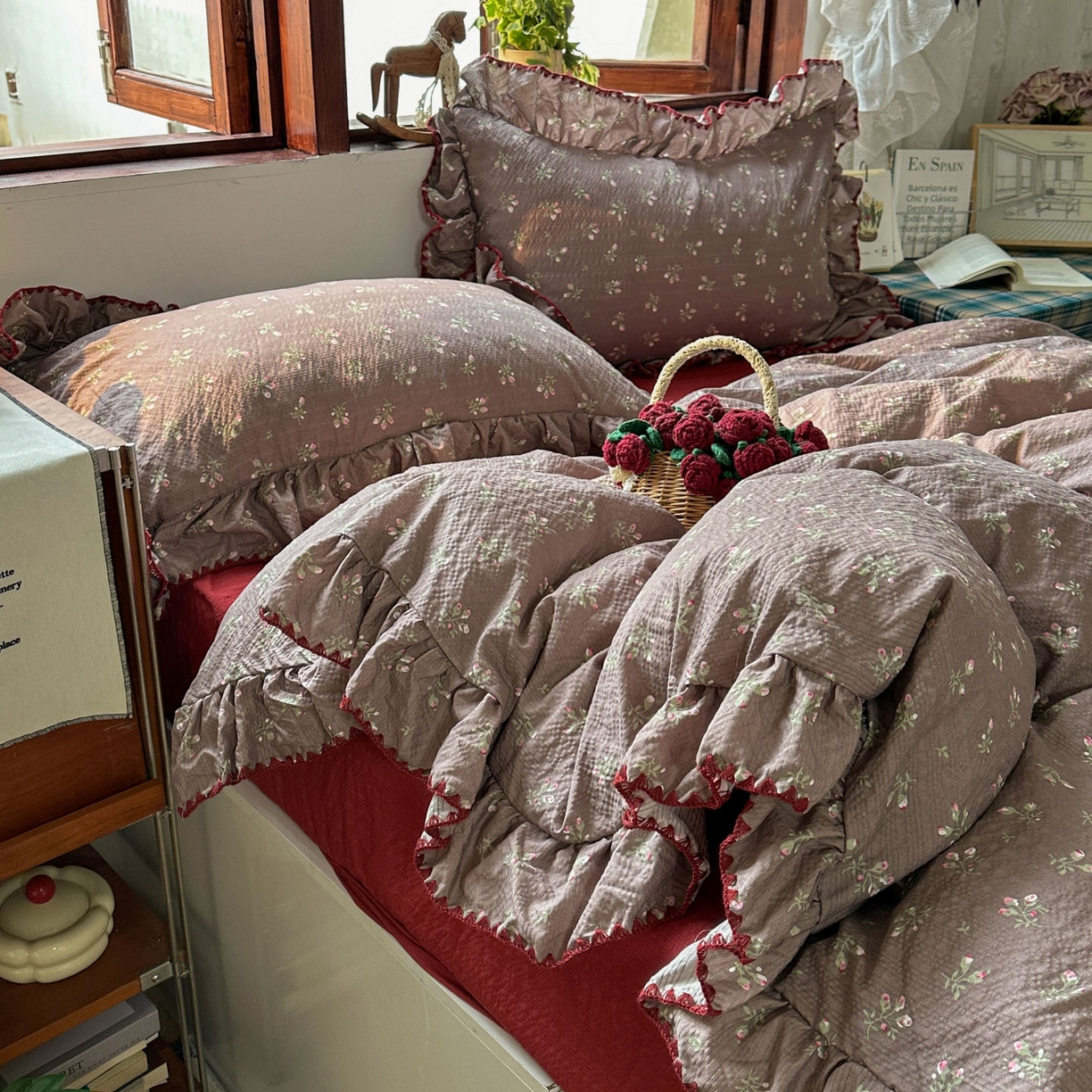 91家纺网 家纺一手货源 找家纺 梵克保罗 2026新款泡芙棉三角针被壳绣花边四件套 棕雾花影