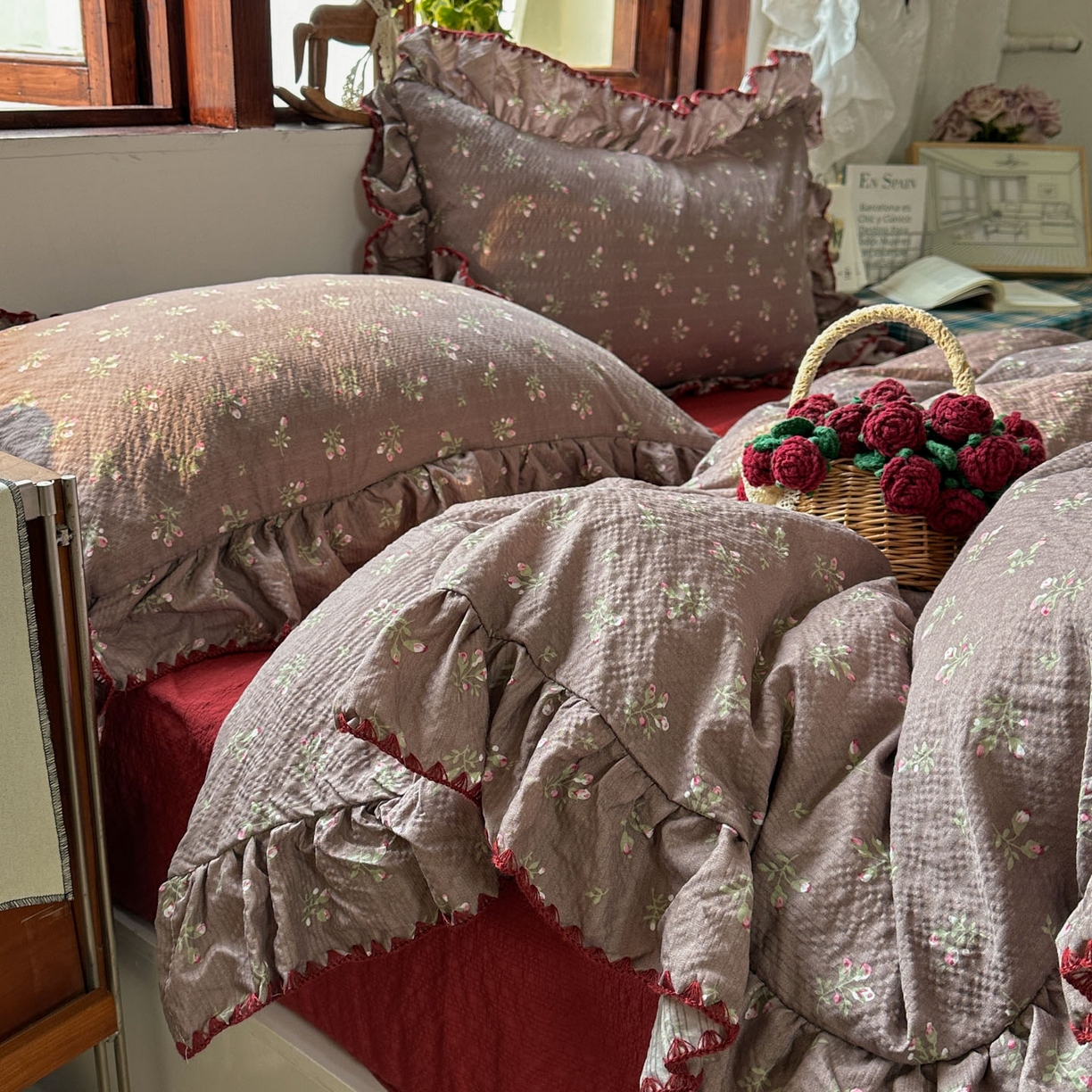 91家纺网 家纺一手货源 找家纺 梵克保罗 2026新款泡芙棉三角针被壳绣花边四件套 棕雾花影