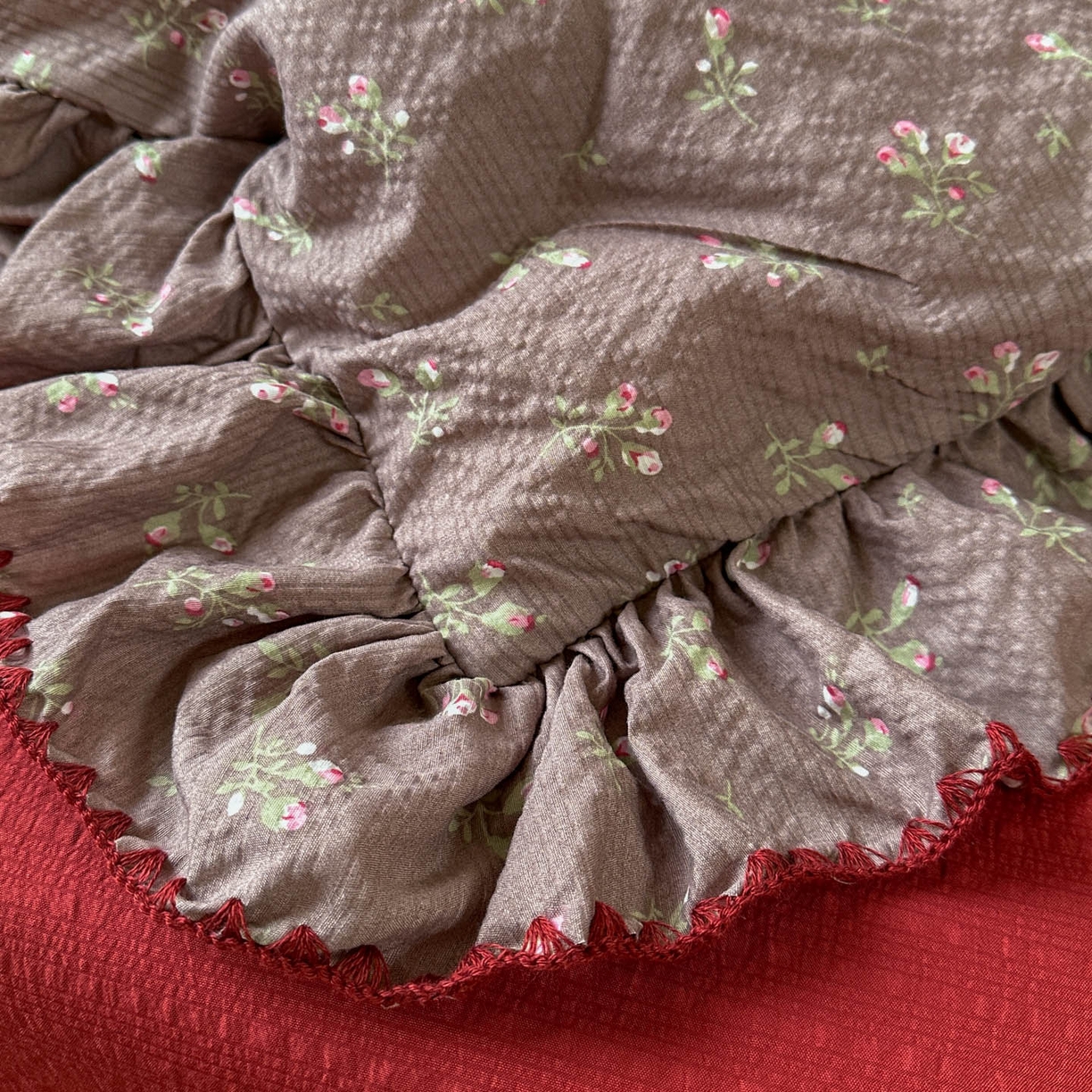 91家纺网 家纺一手货源 找家纺 梵克保罗 2026新款泡芙棉三角针被壳绣花边四件套 棕雾花影