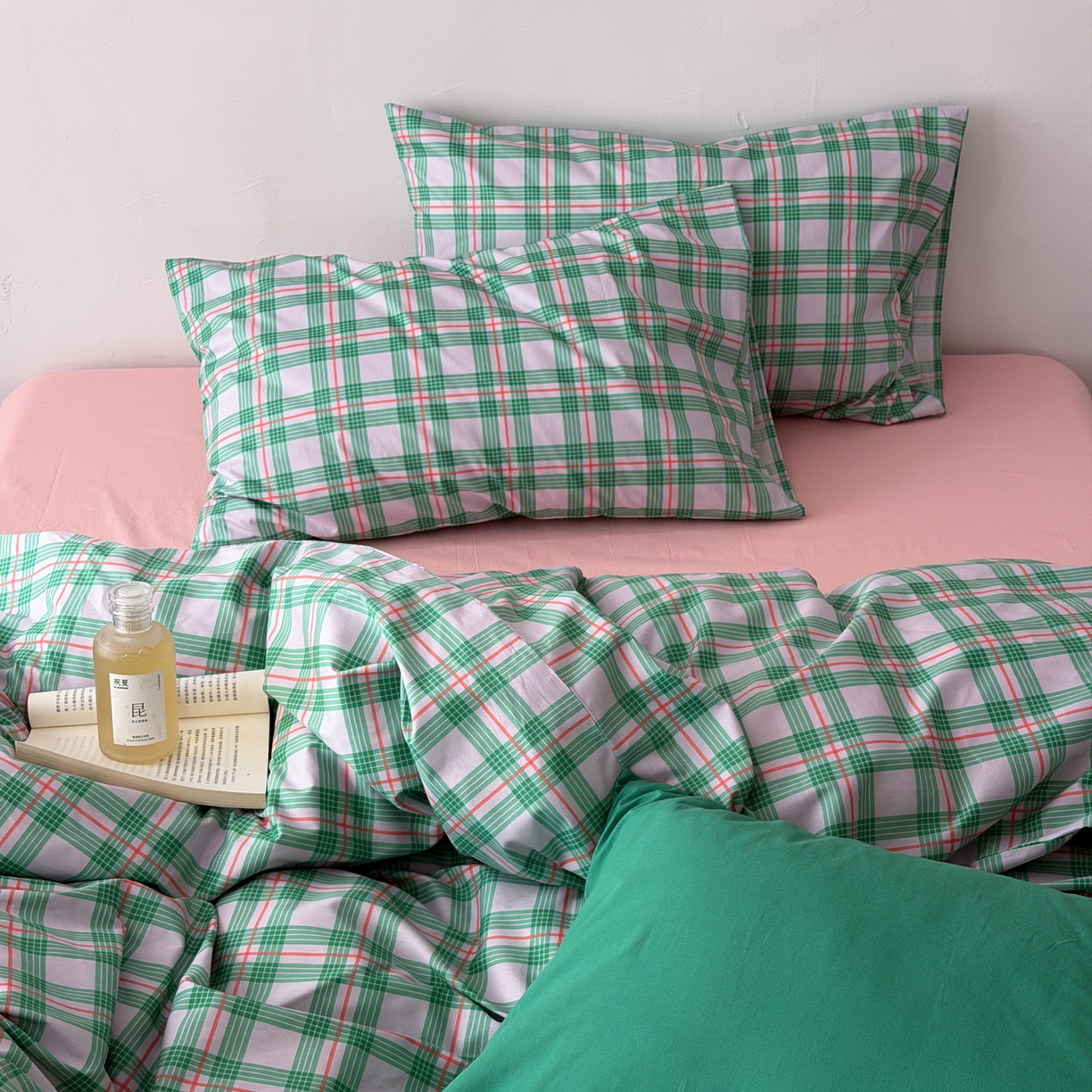 91家纺网 家纺一手货源 找家纺 （总）艾沁家纺 2026新款13372全棉数码印花小清新格子四件套-蜜桃青柠