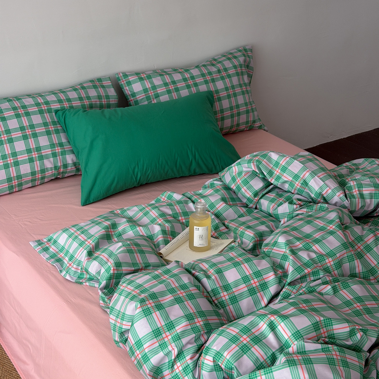 91家纺网 家纺一手货源 找家纺 （总）艾沁家纺 2026新款13372全棉数码印花小清新格子四件套-蜜桃青柠