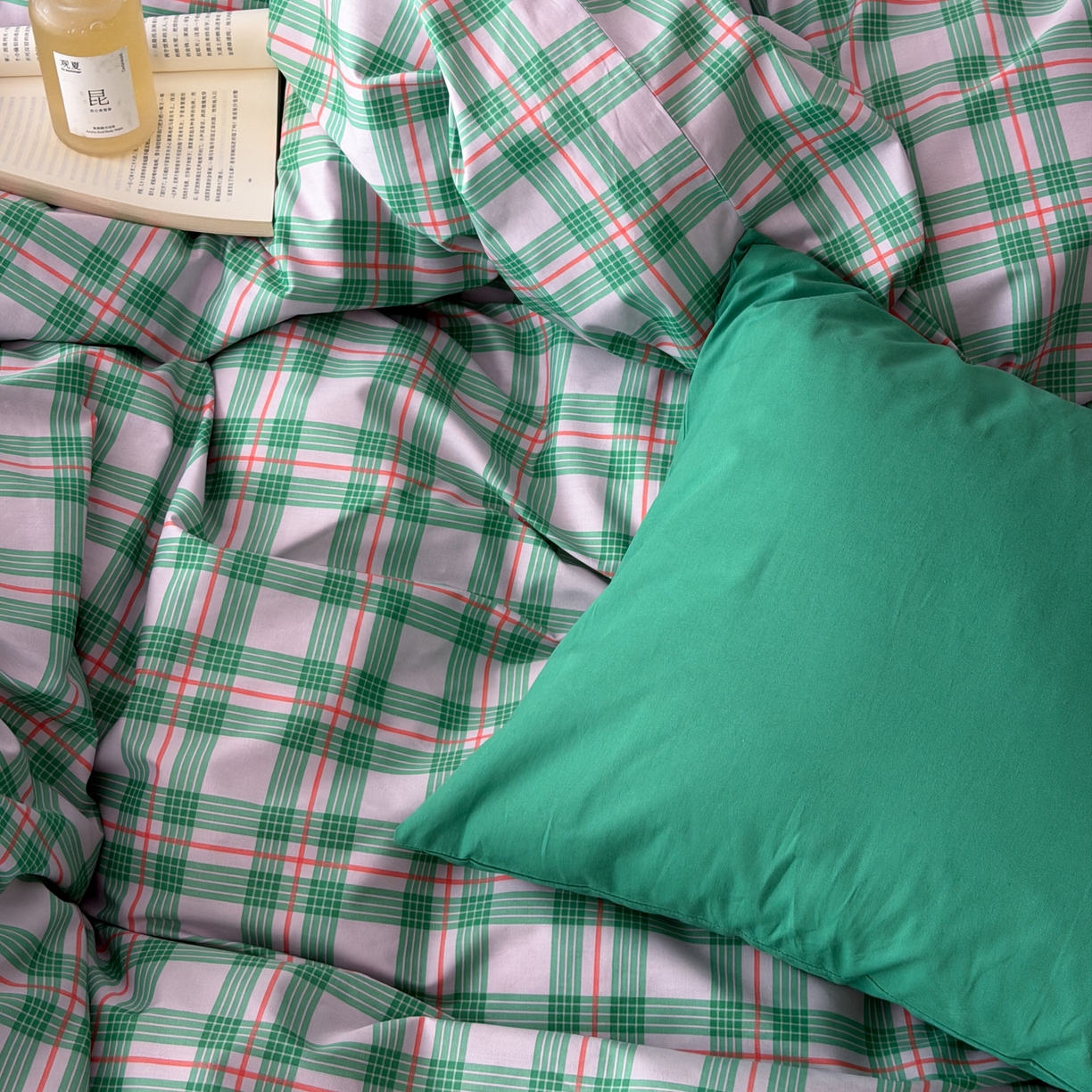 91家纺网 家纺一手货源 找家纺 （总）艾沁家纺 2026新款13372全棉数码印花小清新格子四件套-蜜桃青柠