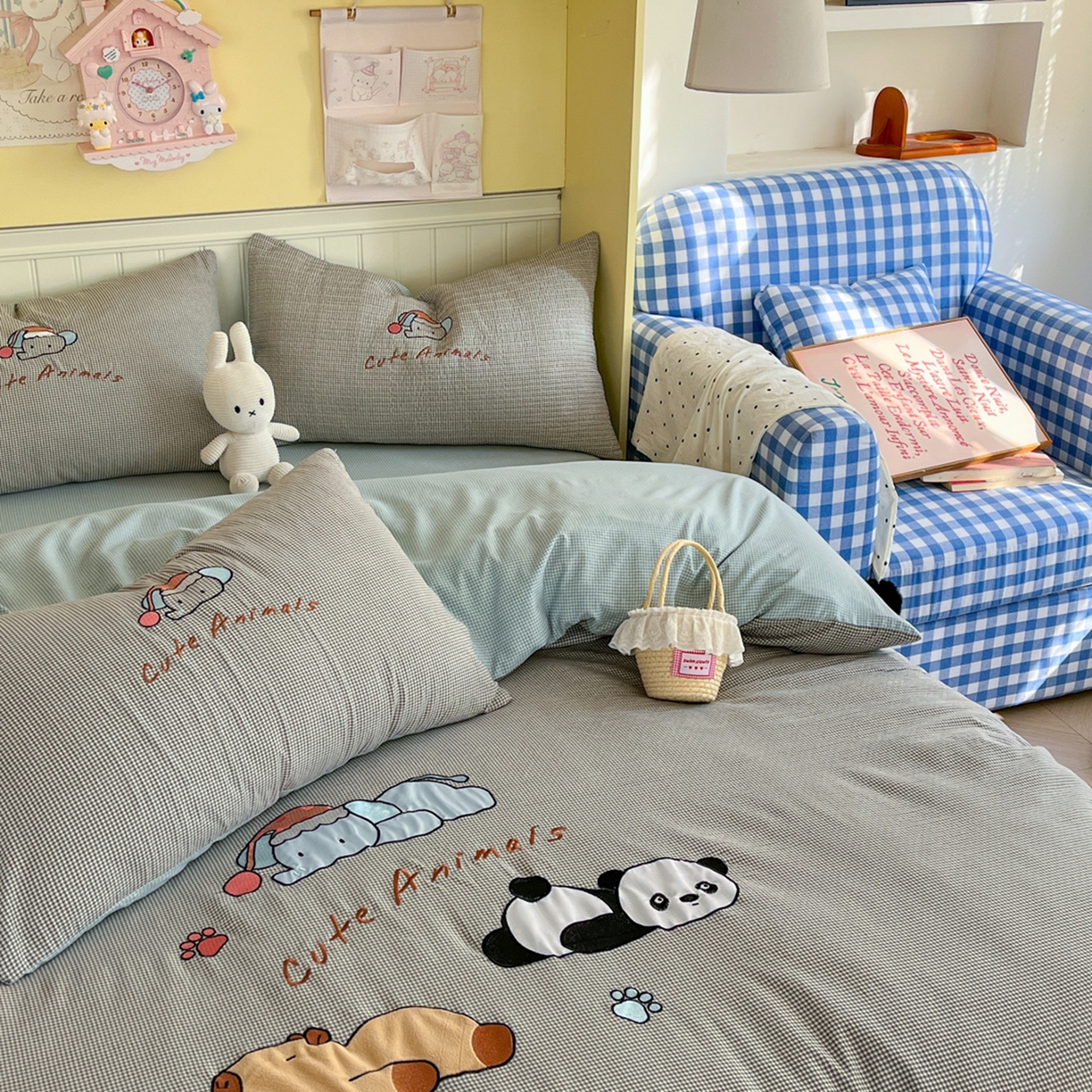 91家纺网 家纺一手货源 找家纺 丫丫家纺 2026新款古法水洗棉贴布绣床单款四件套 熊猫卡皮