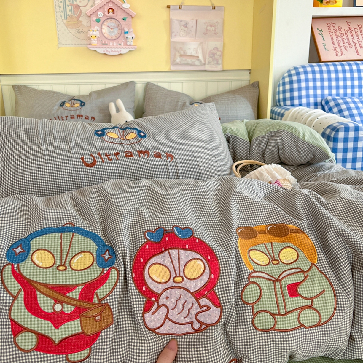 91家纺网 家纺一手货源 找家纺 丫丫家纺 2026新款古法水洗棉贴布绣床单款四件套 奥特兄妹