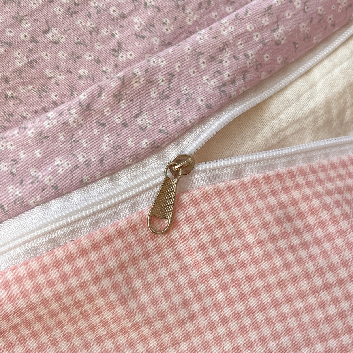 91家纺网 家纺一手货源 找家纺 丫丫家纺 2026新款古法水洗棉贴布绣床单款四件套 美小蒂