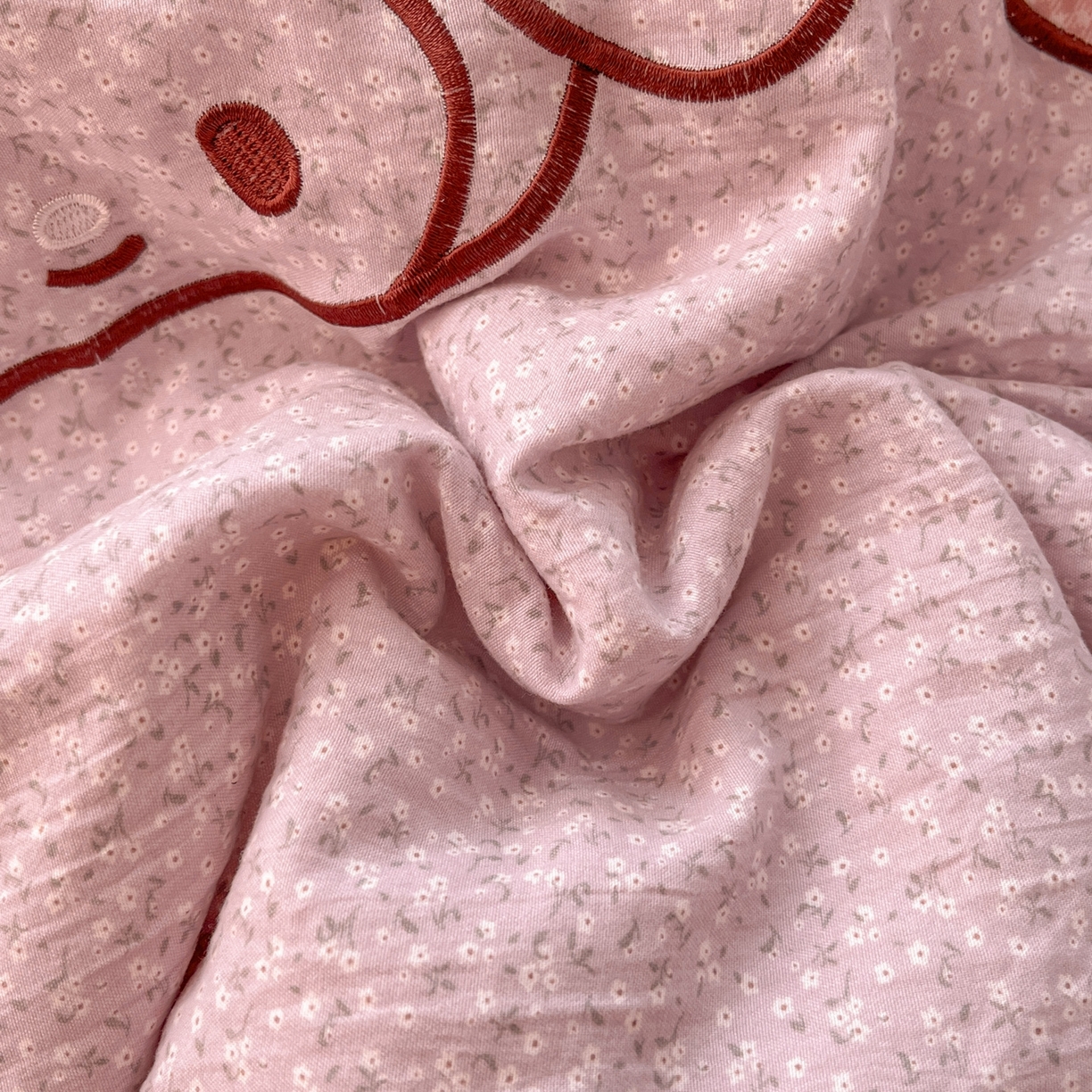 91家纺网 家纺一手货源 找家纺 丫丫家纺 2026新款古法水洗棉贴布绣床单款四件套 美小蒂