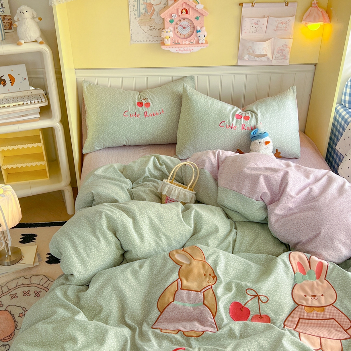 91家纺网 家纺一手货源 找家纺 丫丫家纺 2026新款古法水洗棉贴布绣床单款四件套 萌萌兔绿