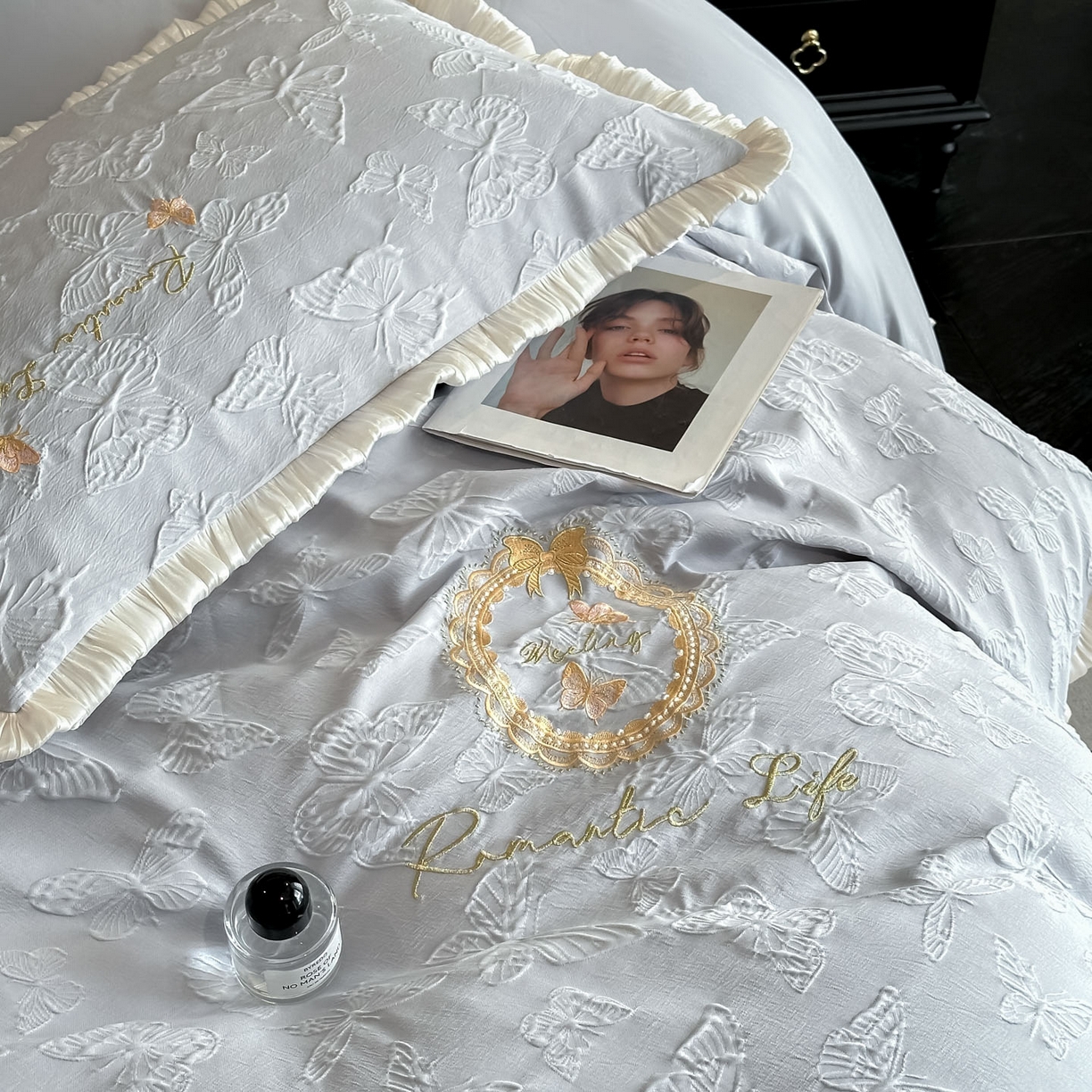 91家纺网 家纺一手货源 找家纺 宇航家纺 2026新款浮雕花边水洗真丝四件套-梦境 梦境-银灰