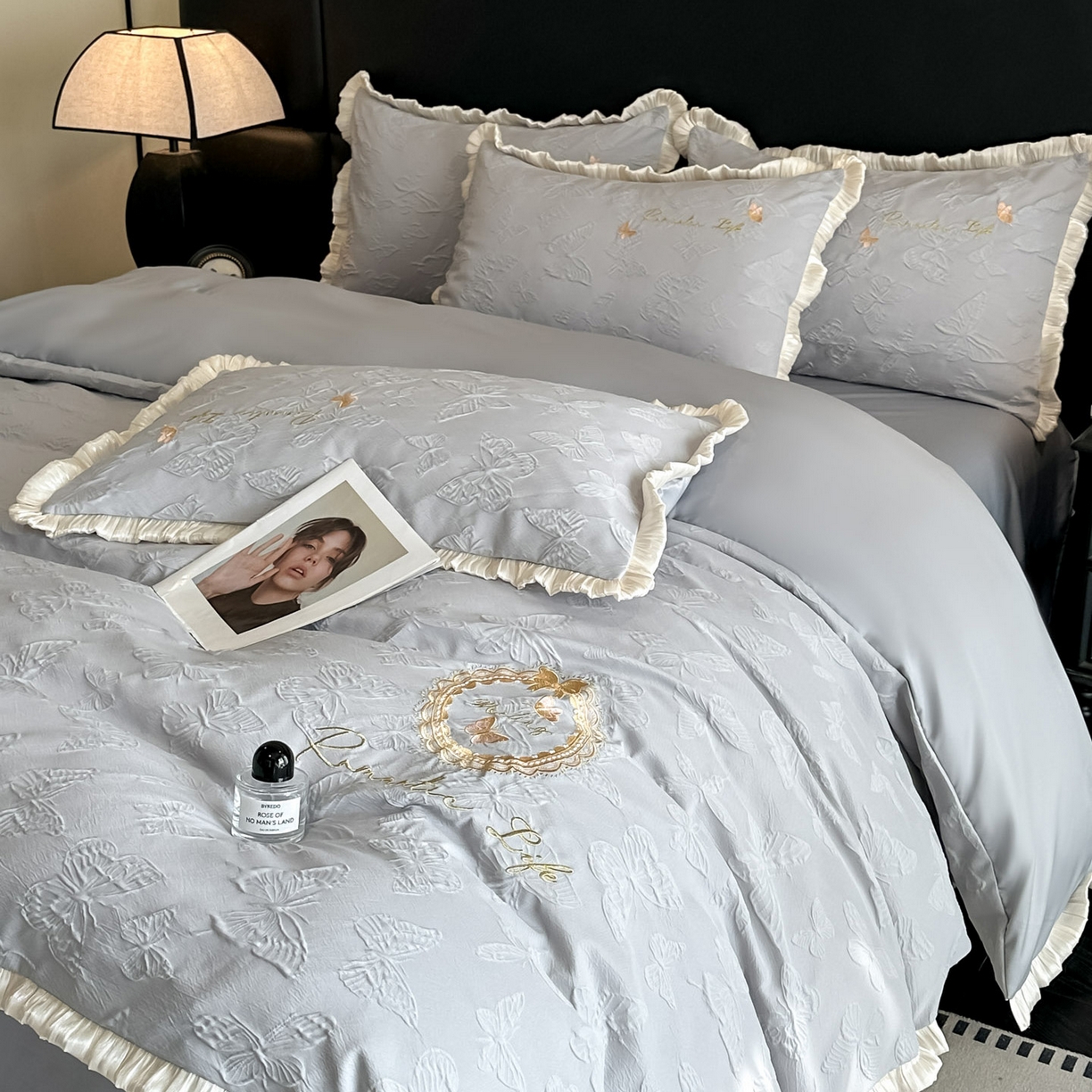 91家纺网 家纺一手货源 找家纺 宇航家纺 2026新款浮雕花边水洗真丝四件套-梦境 梦境-银灰