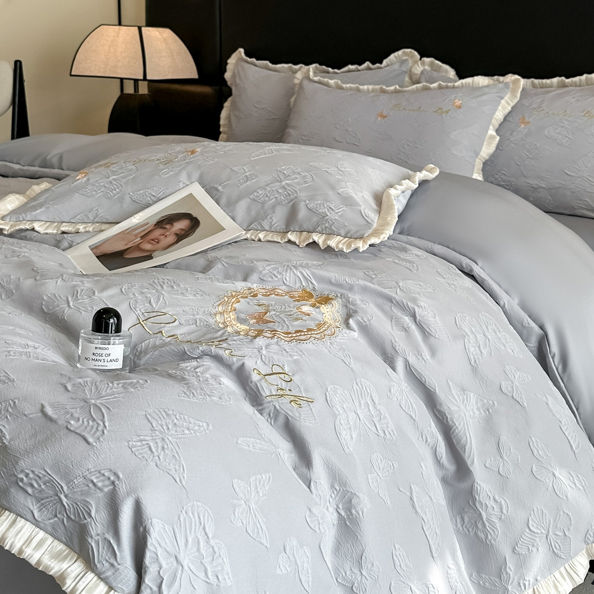 91家纺网 家纺一手货源 找家纺 宇航家纺 2026新款浮雕花边水洗真丝四件套-梦境 梦境-银灰