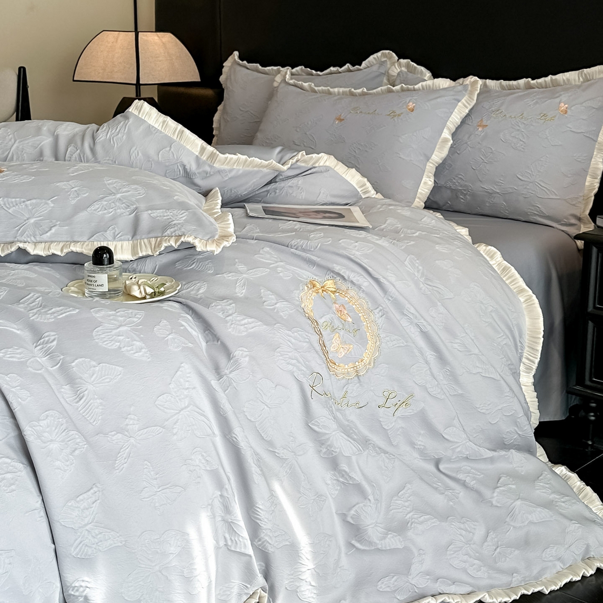 91家纺网 家纺一手货源 找家纺 宇航家纺 2026新款浮雕花边水洗真丝四件套-梦境 梦境-银灰