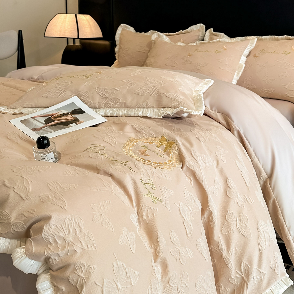 91家纺网 家纺一手货源 找家纺 宇航家纺 2026新款浮雕花边水洗真丝四件套-梦境 梦境-香槟