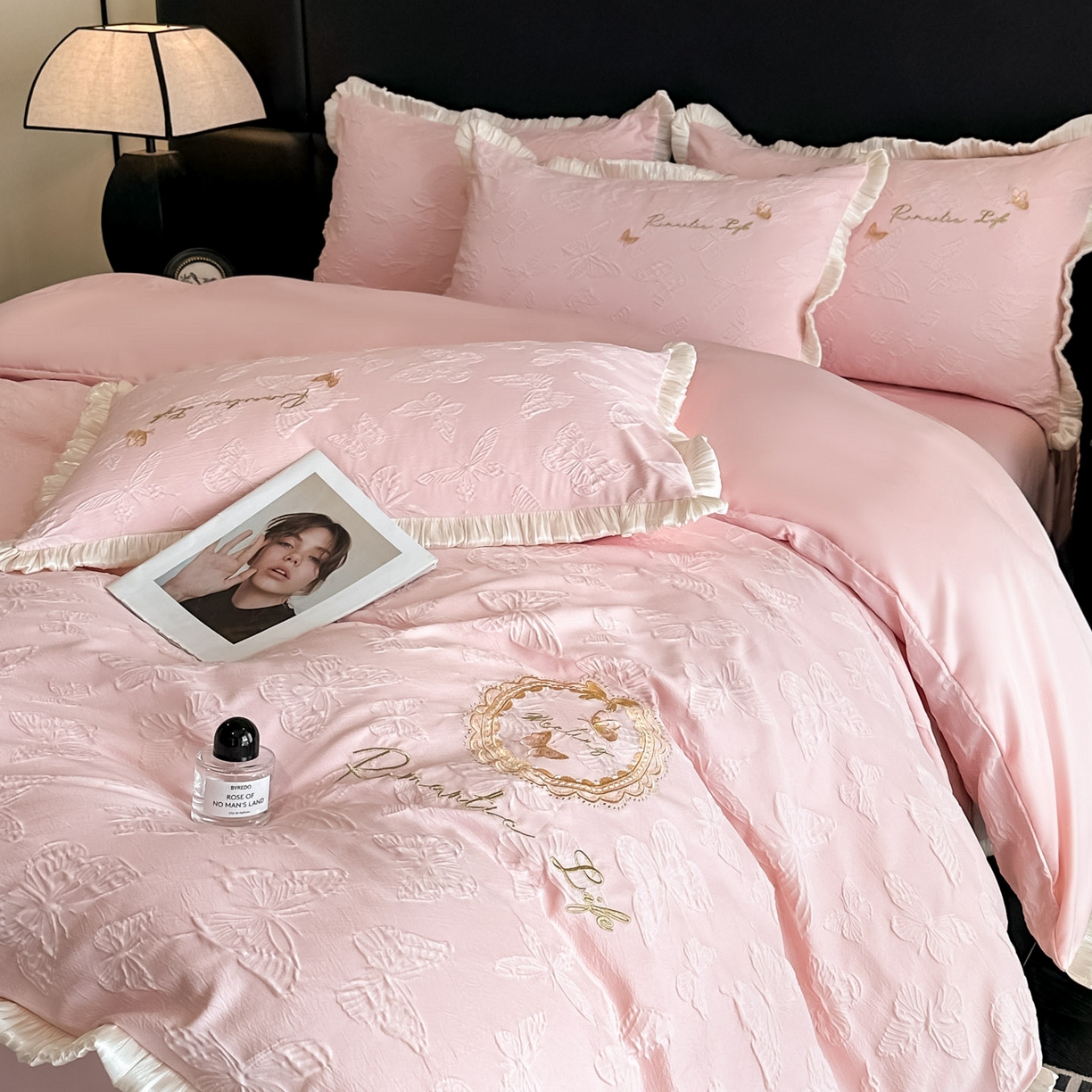 91家纺网 家纺一手货源 找家纺 宇航家纺 2026新款浮雕花边水洗真丝四件套-梦境 梦境-粉玉