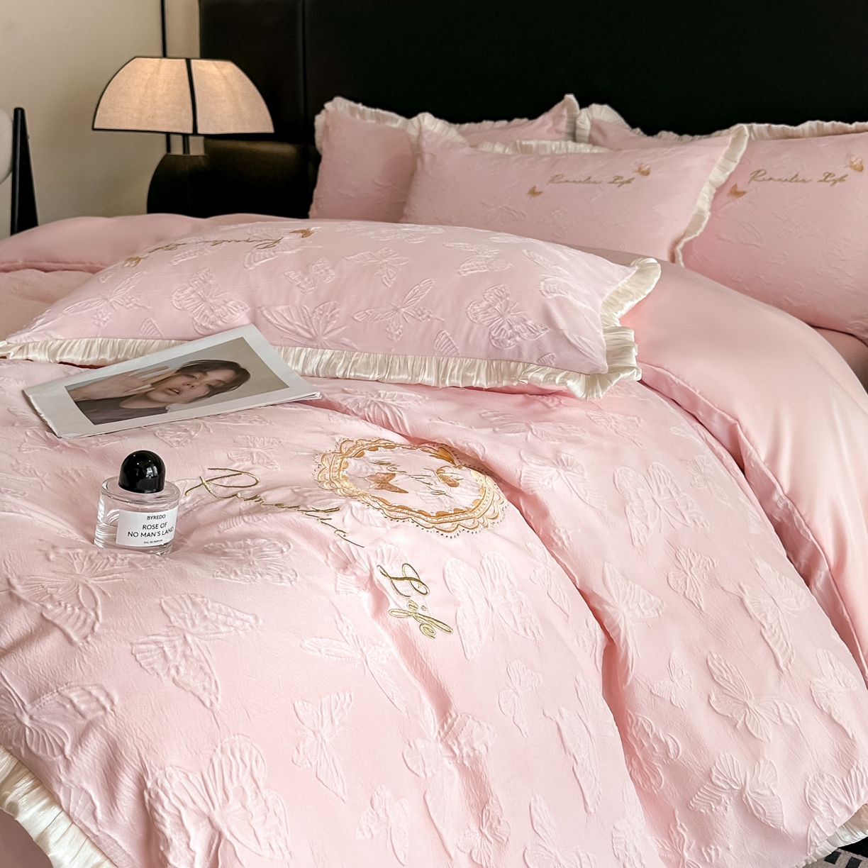 91家纺网 家纺一手货源 找家纺 宇航家纺 2026新款浮雕花边水洗真丝四件套-梦境 梦境-粉玉