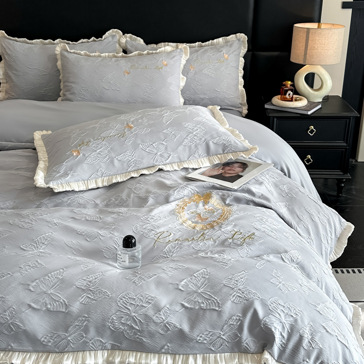 91家纺网 家纺一手货源 找家纺 宇航家纺 2026新款浮雕花边水洗真丝四件套-梦境 梦境-银灰