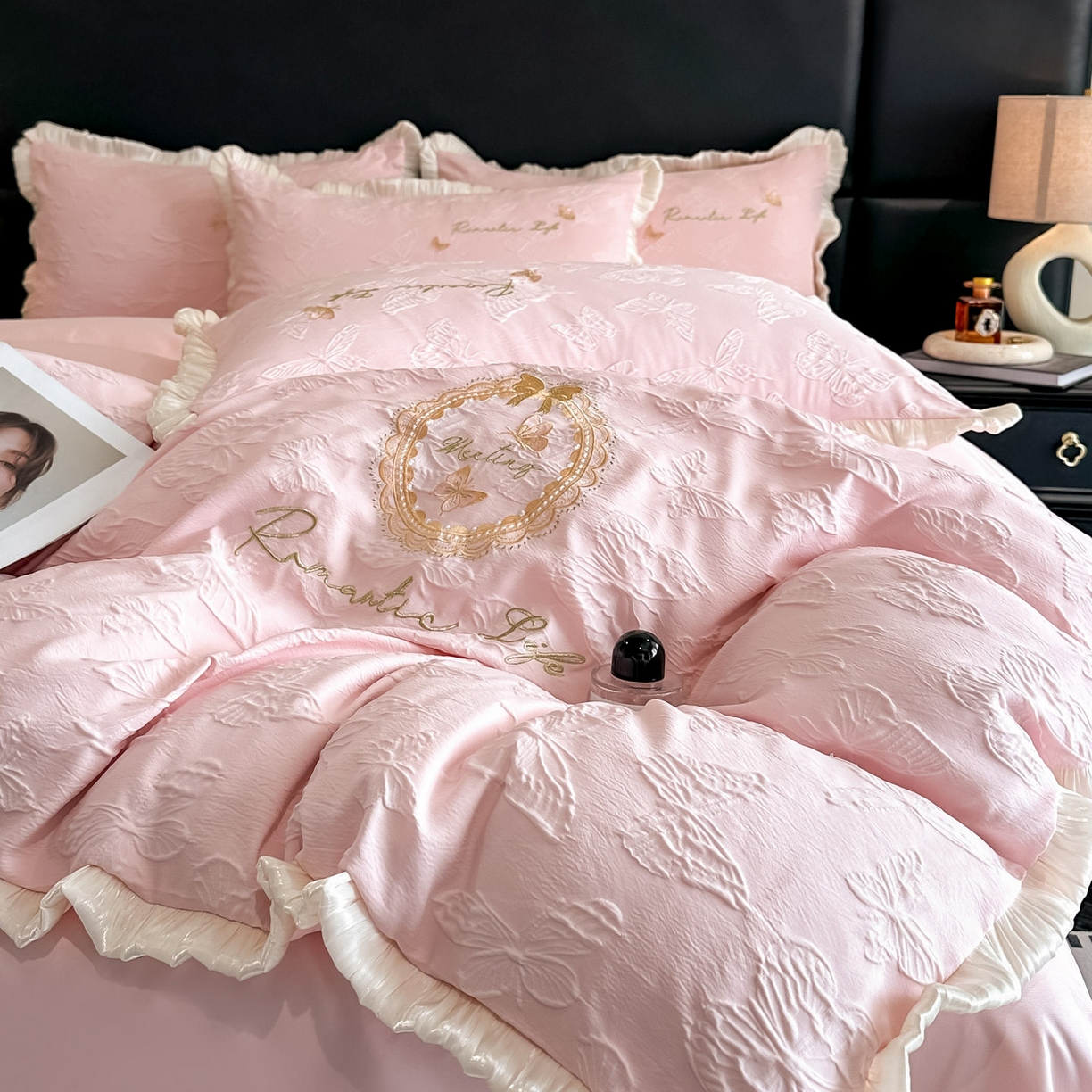 91家纺网 家纺一手货源 找家纺 宇航家纺 2026新款浮雕花边水洗真丝四件套-梦境 梦境-粉玉