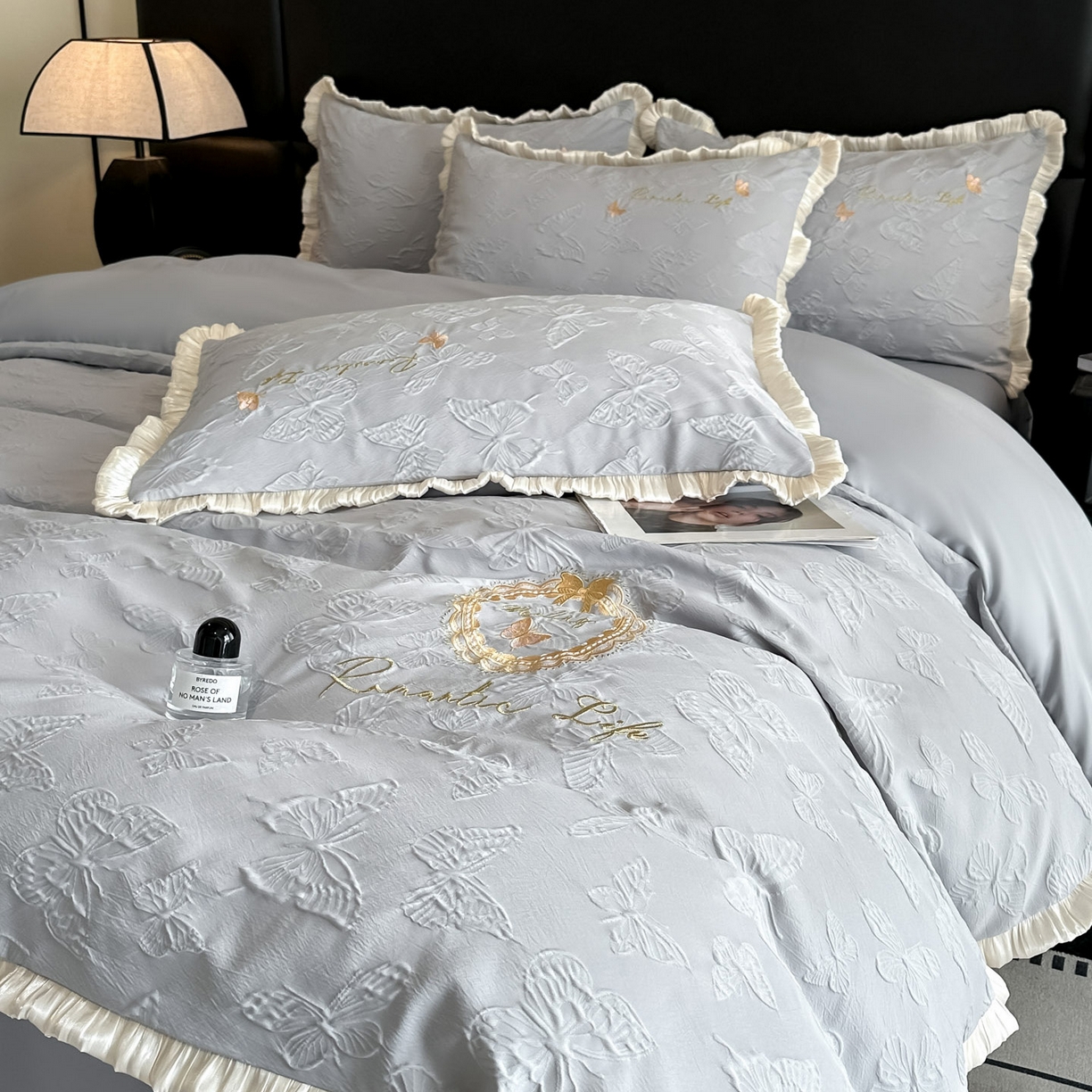 91家纺网 家纺一手货源 找家纺 宇航家纺 2026新款浮雕花边水洗真丝四件套-梦境 梦境-银灰