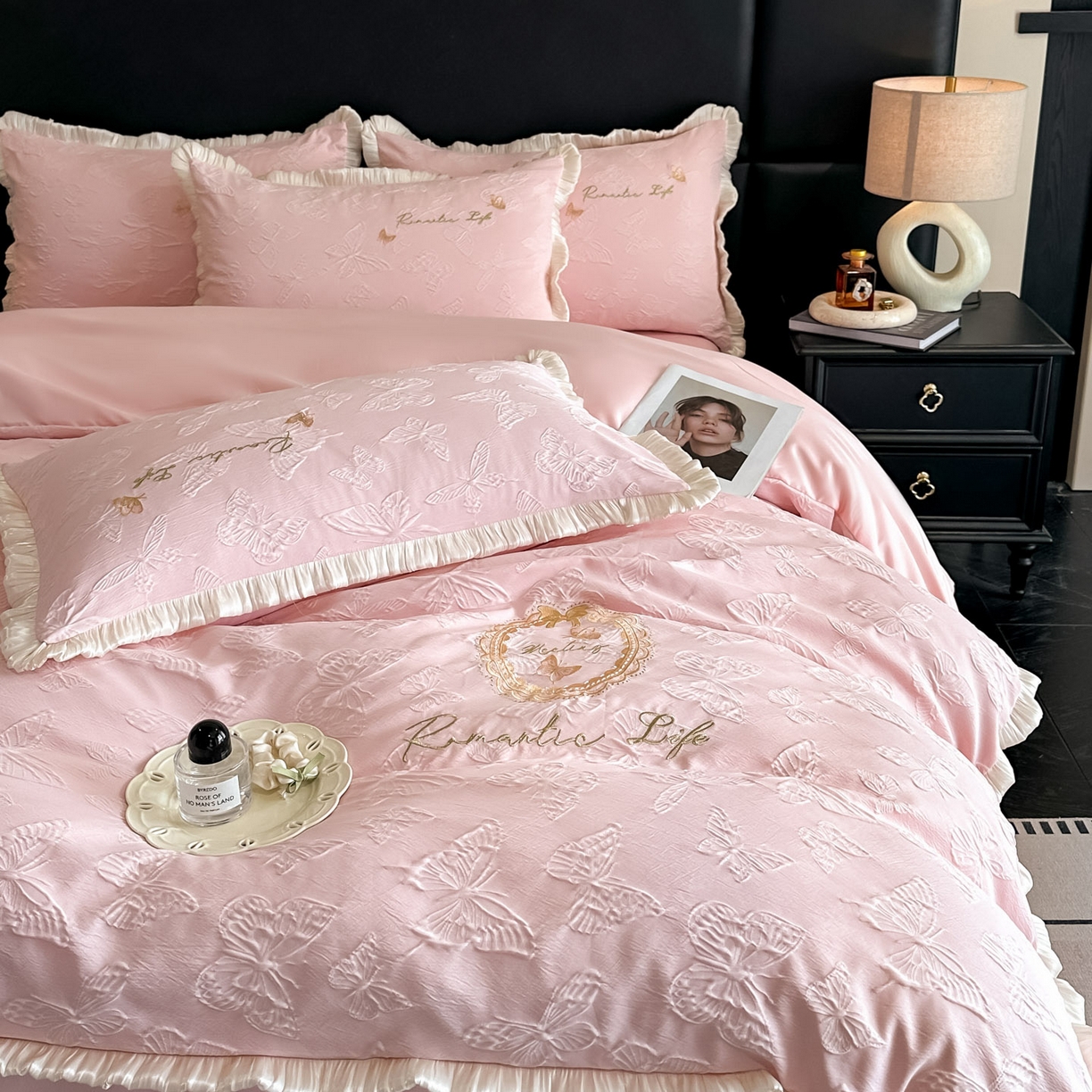 91家纺网 家纺一手货源 找家纺 宇航家纺 2026新款浮雕花边水洗真丝四件套-梦境 梦境-粉玉