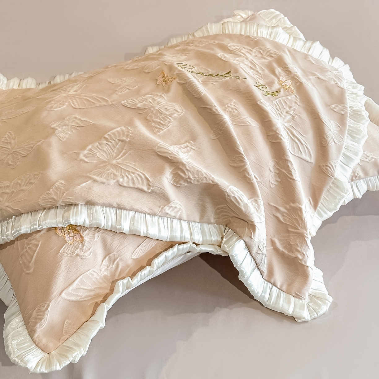 91家纺网 家纺一手货源 找家纺 宇航家纺 2026新款浮雕花边水洗真丝四件套-梦境 梦境-香槟